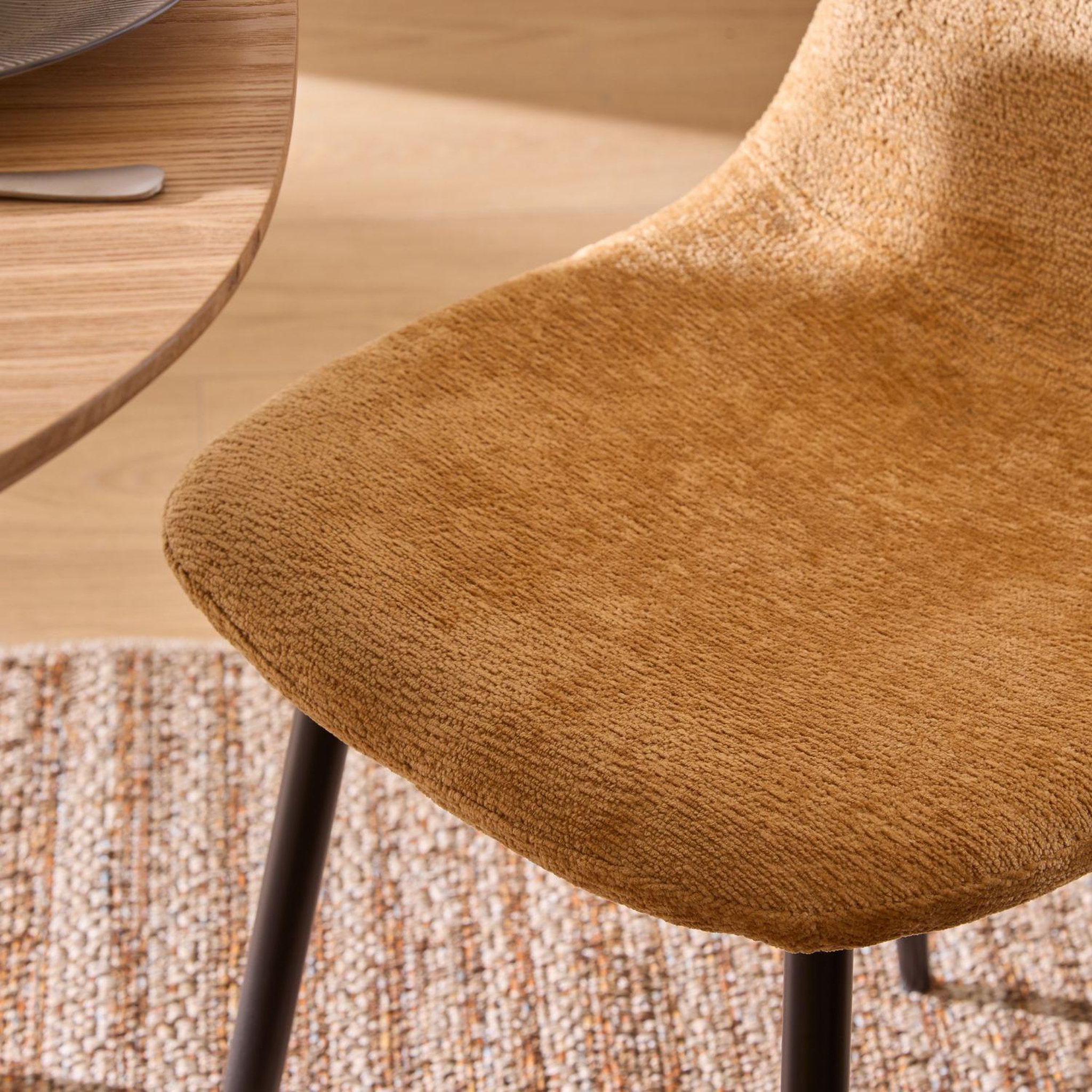 Voir la diapositive 5 : TOILINUX Lot de 4 chaises en tissu chenille et pieds métal tyka