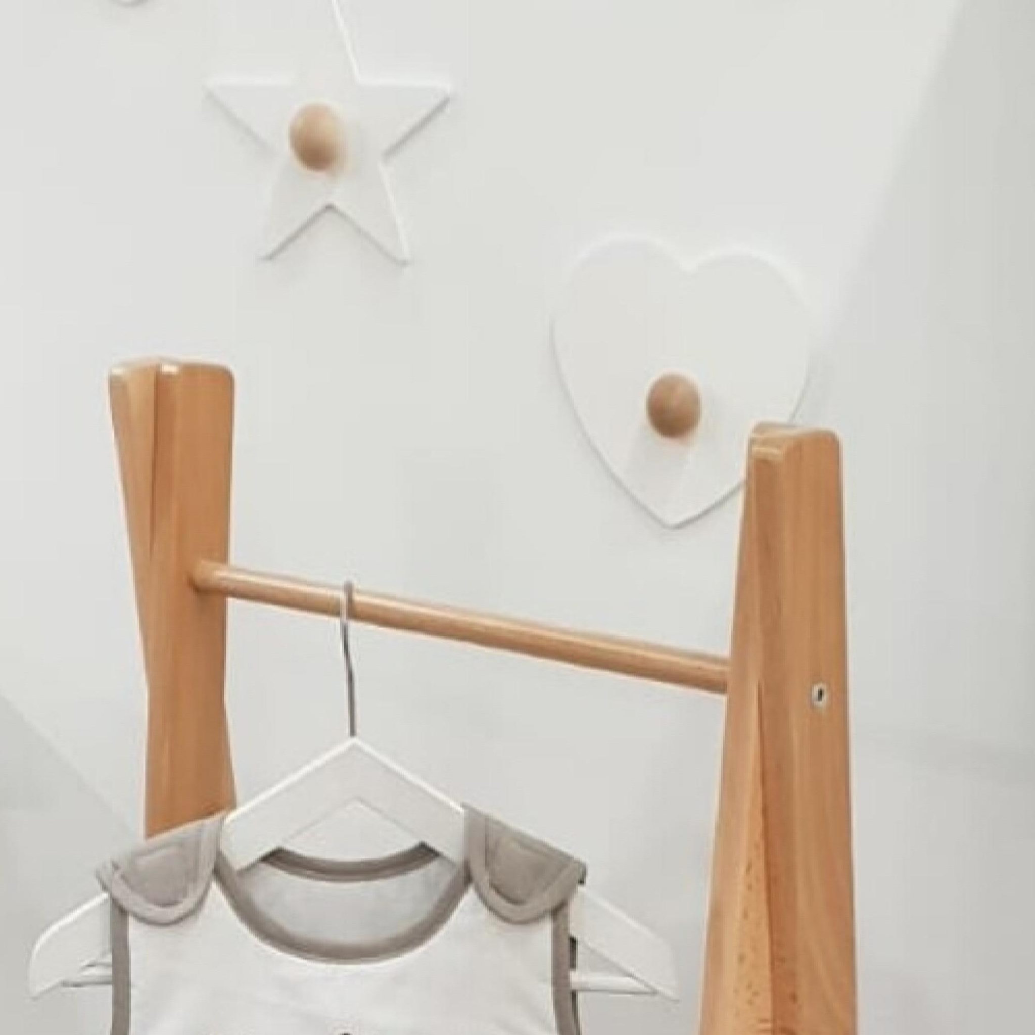 Voir la diapositive 2 : AT4 Patère enfant cur en bois essentiel blanc et hêtre brut