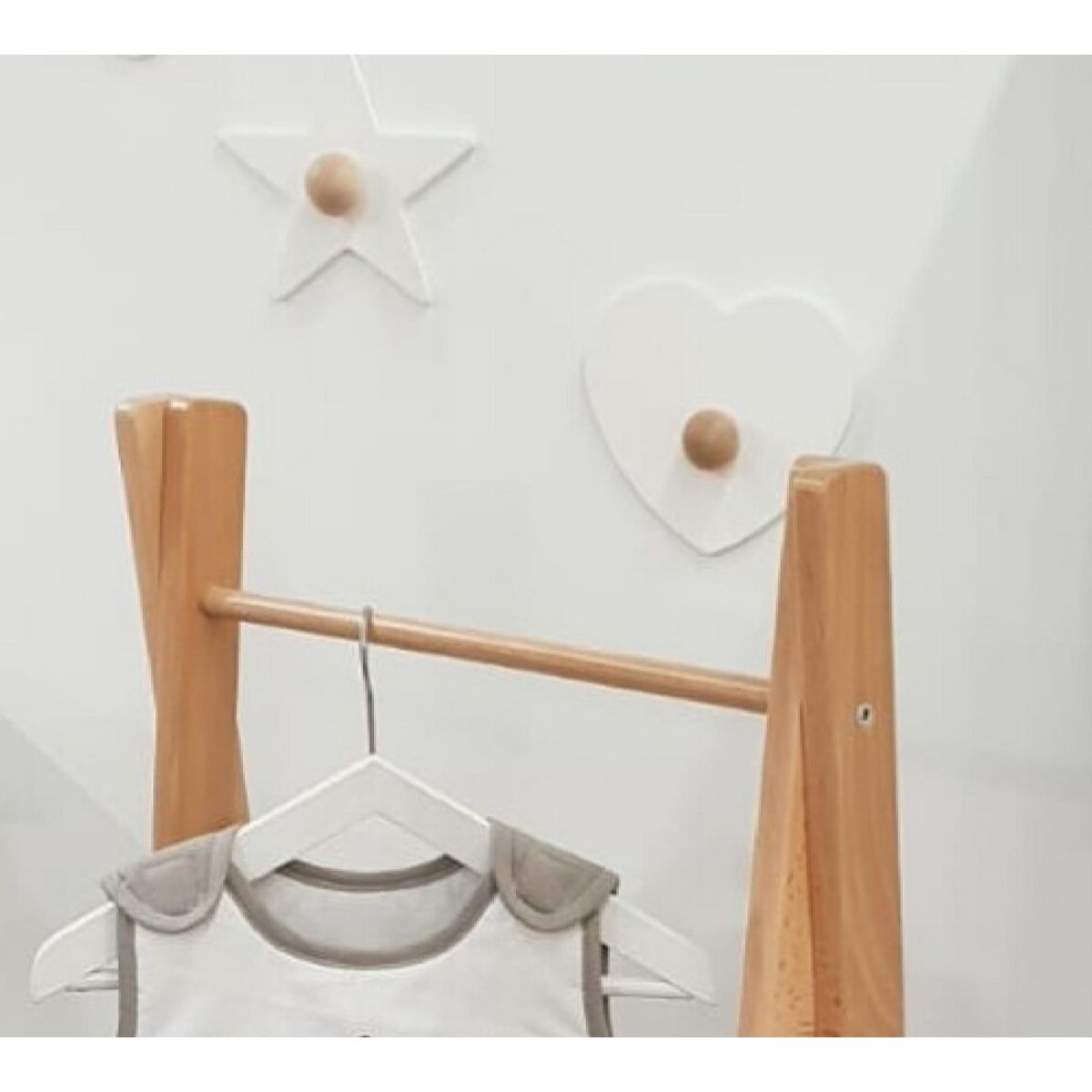 AT4 Patère enfant Cœur en bois ESSENTIEL Blanc et Hêtre Brut