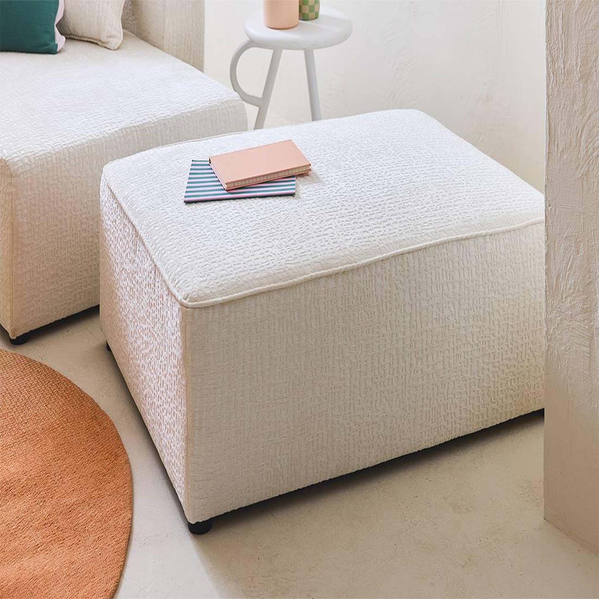 Voir la diapositive 1 : BEST MOBILIER Topaze - pouf - en tissu velours relief