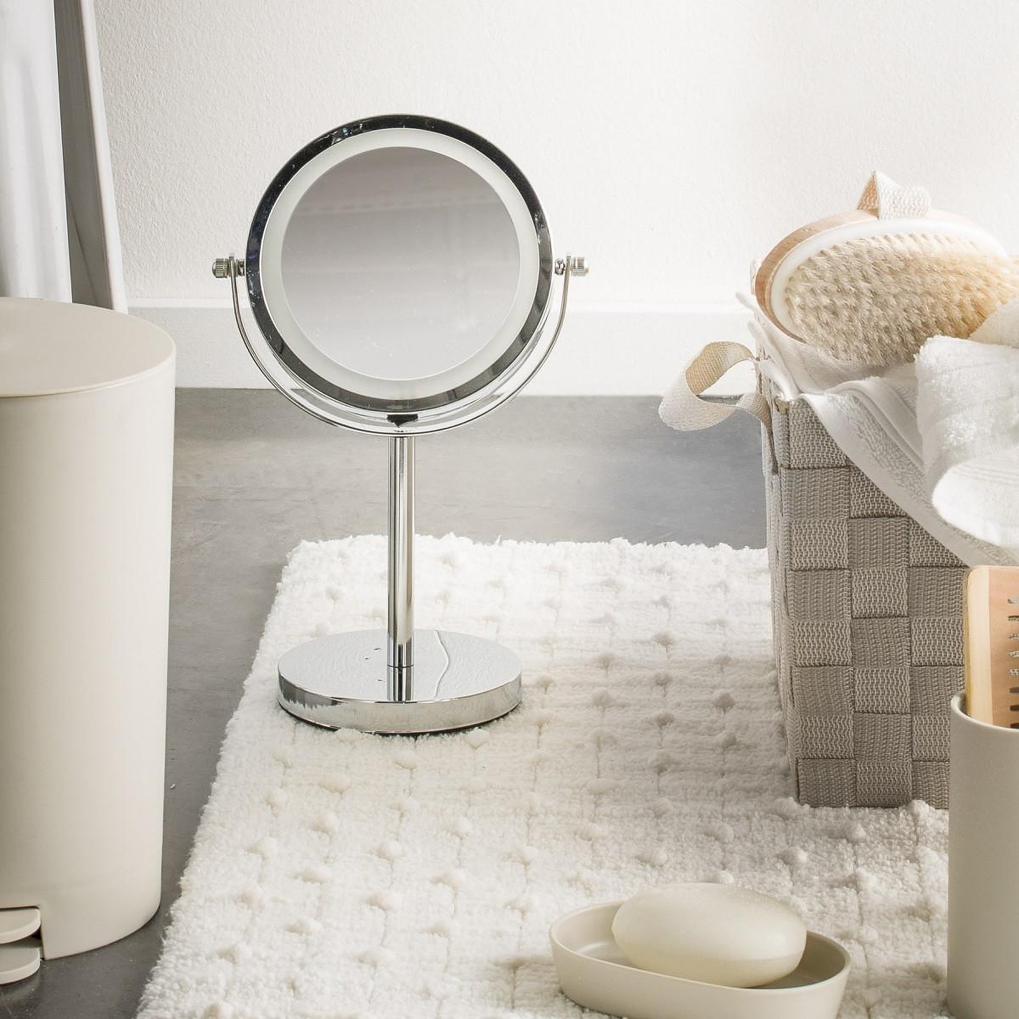 Voir la diapositive 3 : GUY LEVASSEUR Miroir grossissant en métal inox à led