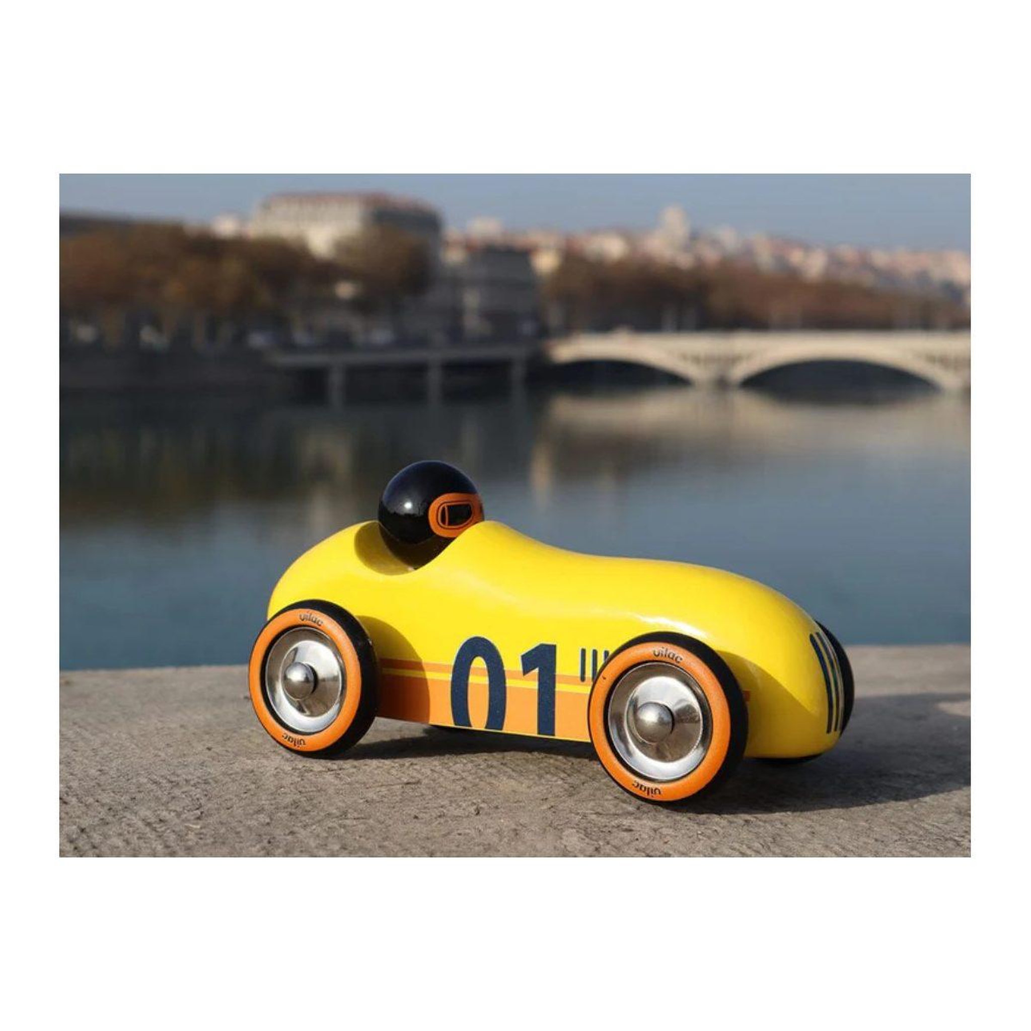 Voir la diapositive 2 : Vilac Voiture en bois old sport compet - jaune