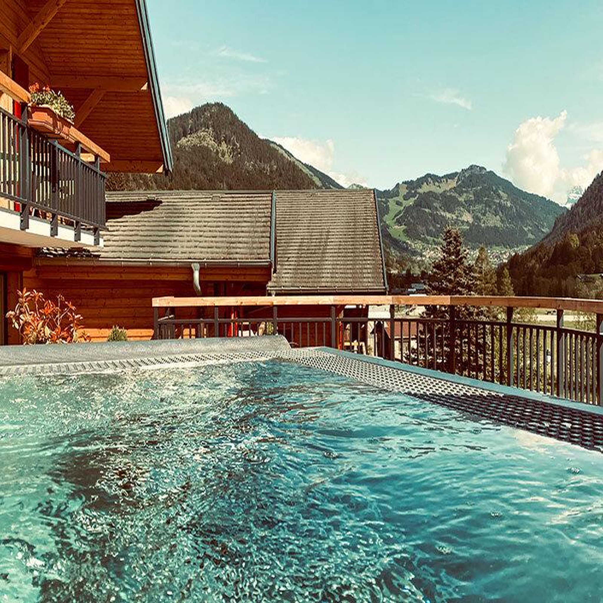 Voir la diapositive 2 : Smartbox Séjour de 2 jours en suite avec accès illimité au spa en hôtel 4* au cœur des alpes - coffret cadeau séjour