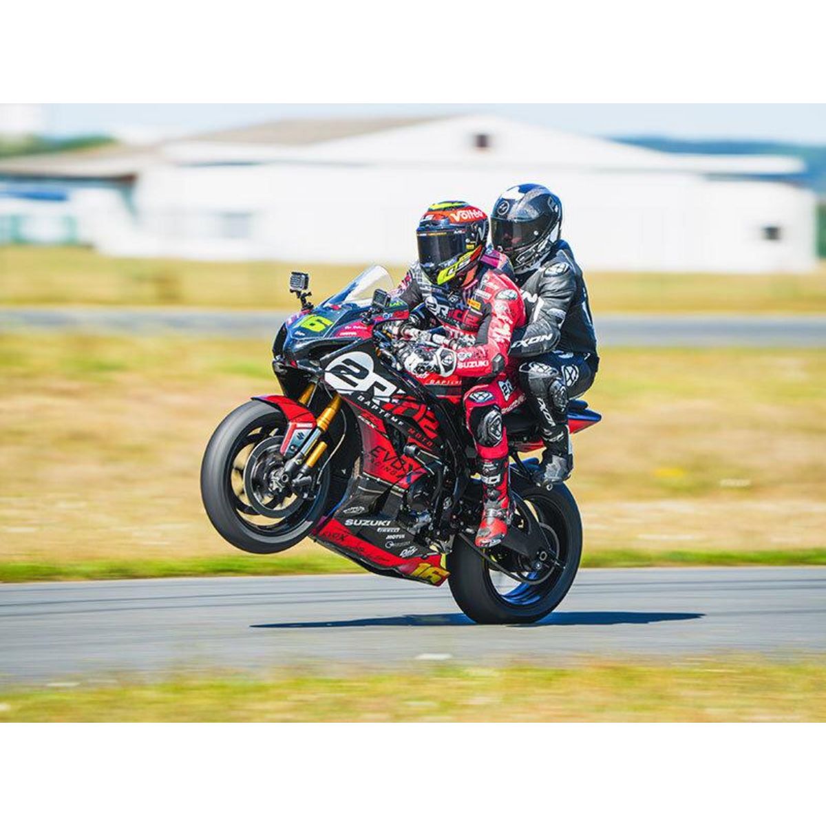 Smartbox Baptême passager en moto : 3 tours à l'arrière d'un pilote professionnel sur le circuit du Val de Vienne - Coffret Cadeau Sport & Aventure