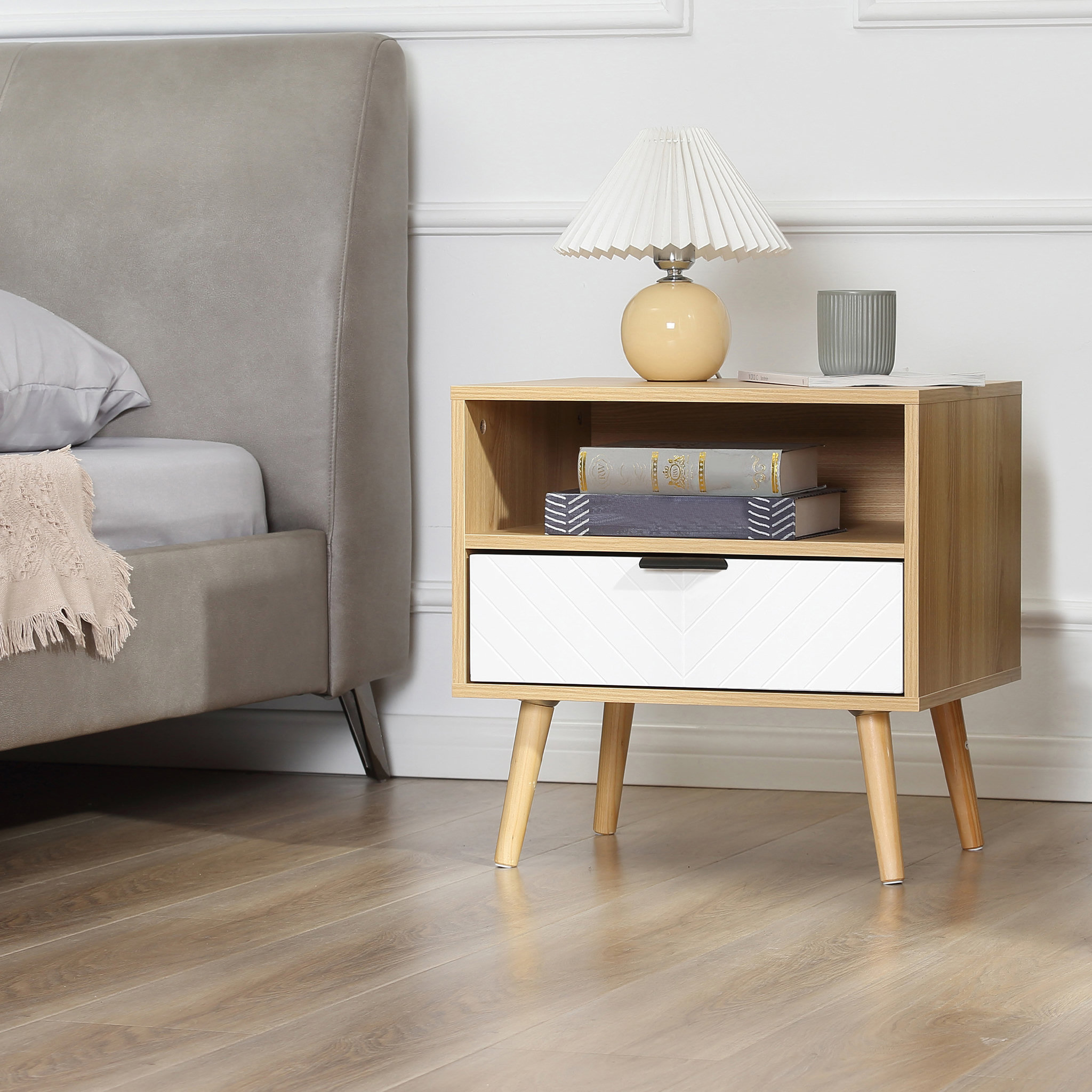 Voir la diapositive 2 : HOMCOM Chevet table de nuit design scandinave tiroir + niche bois pin panneaux particules motif chevrons blanc aspect chêne clair