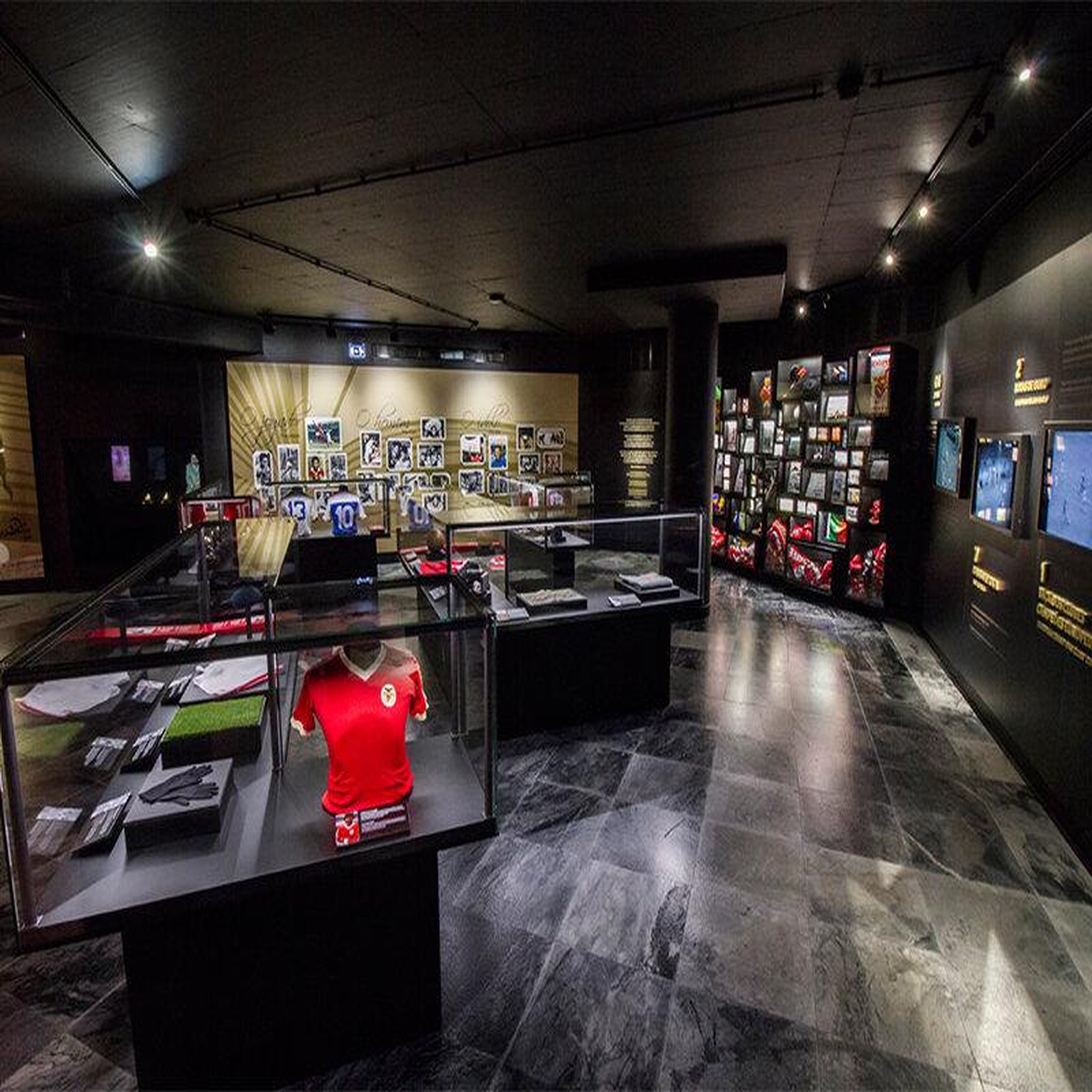 Voir la diapositive 2 : Smartbox Visite du stade de Luz, musée Sport Lisboa e Benfica, écharpe et dîner au Red Snack pour 2 - Coffret Cadeau Sport & Aventure
