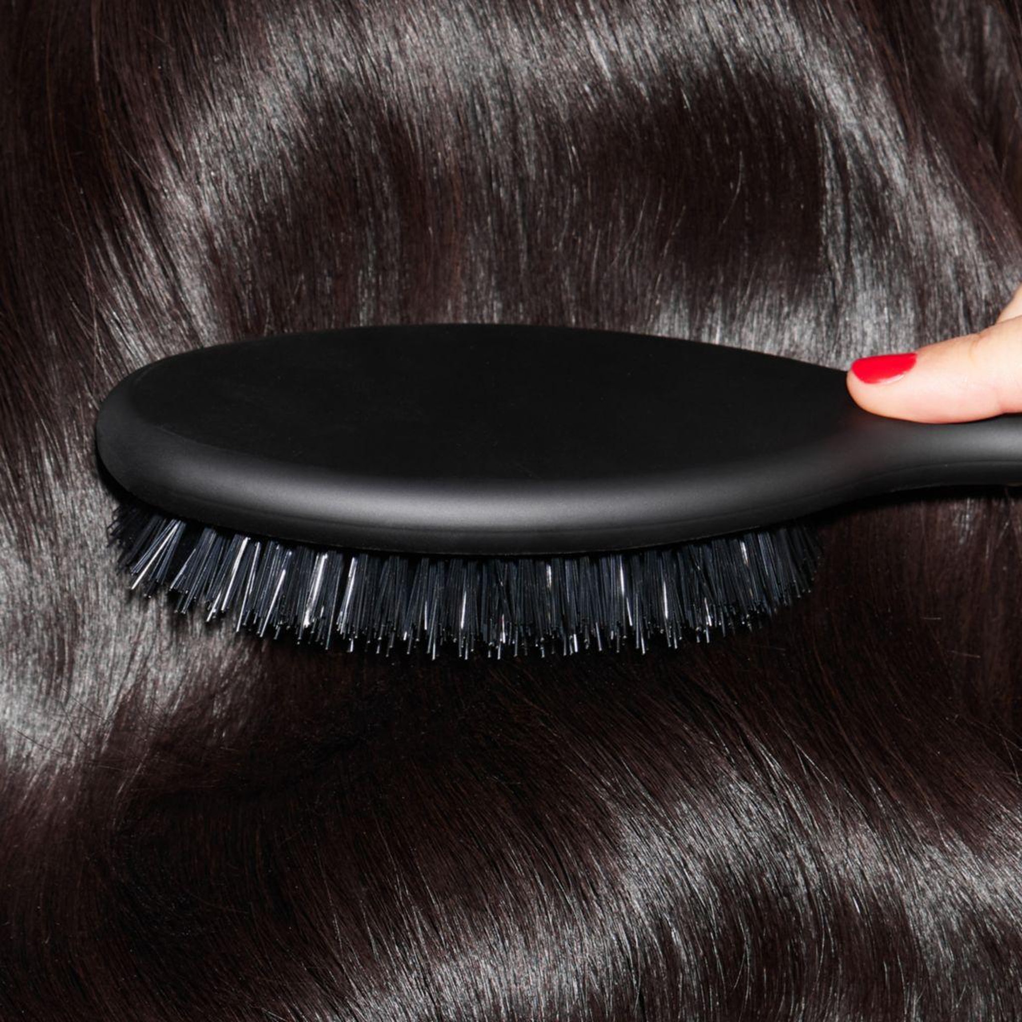 Voir la diapositive 3 : Ghd Brosse à cheveux ovale - the dresser : poils antistatiques pour un démêlage doux et une finition brillante.