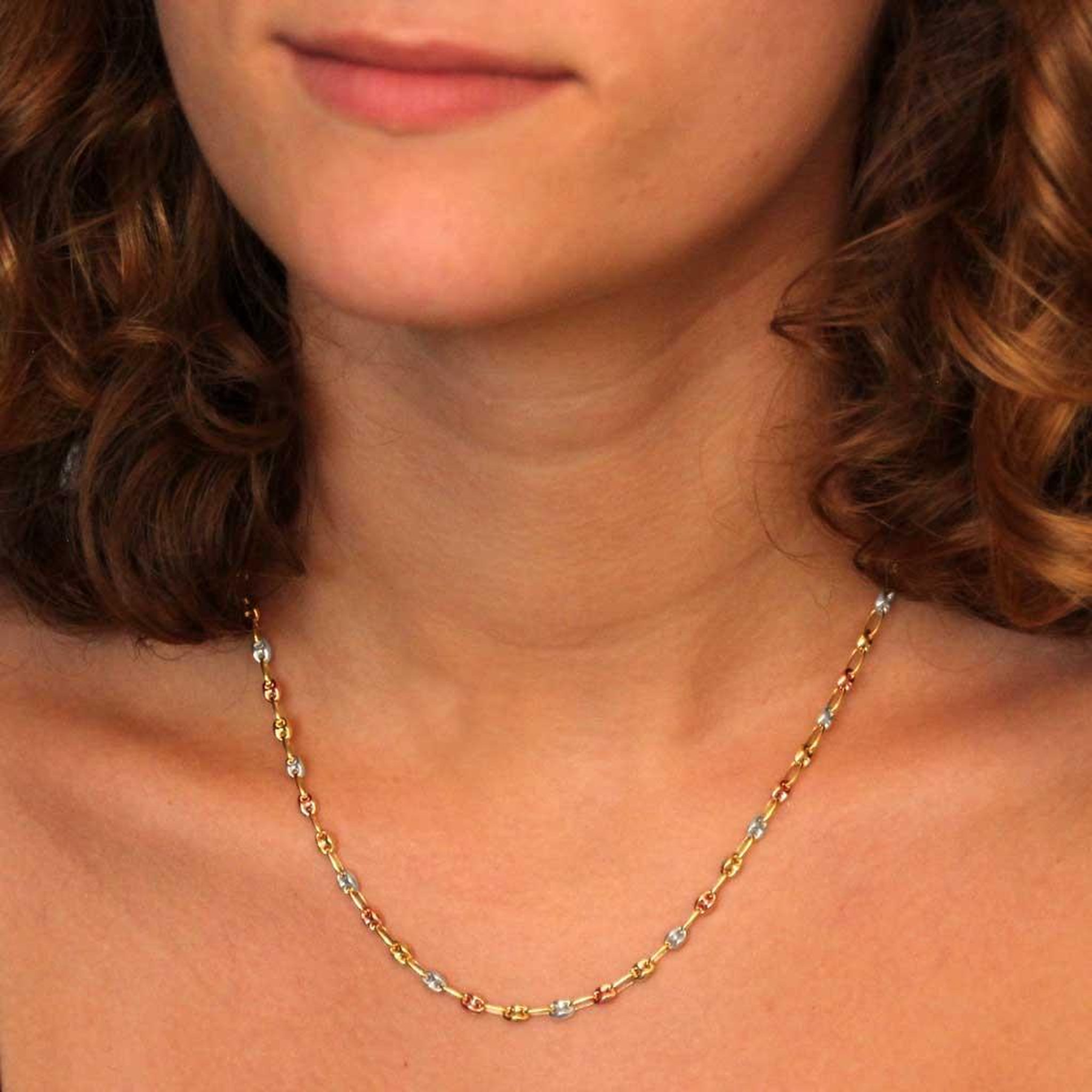 Voir la diapositive 3 : L'ATELIER D'AZUR Collier Femme Trois Ors - Grains de Café Tricolores Jaune, Blanc et Rose