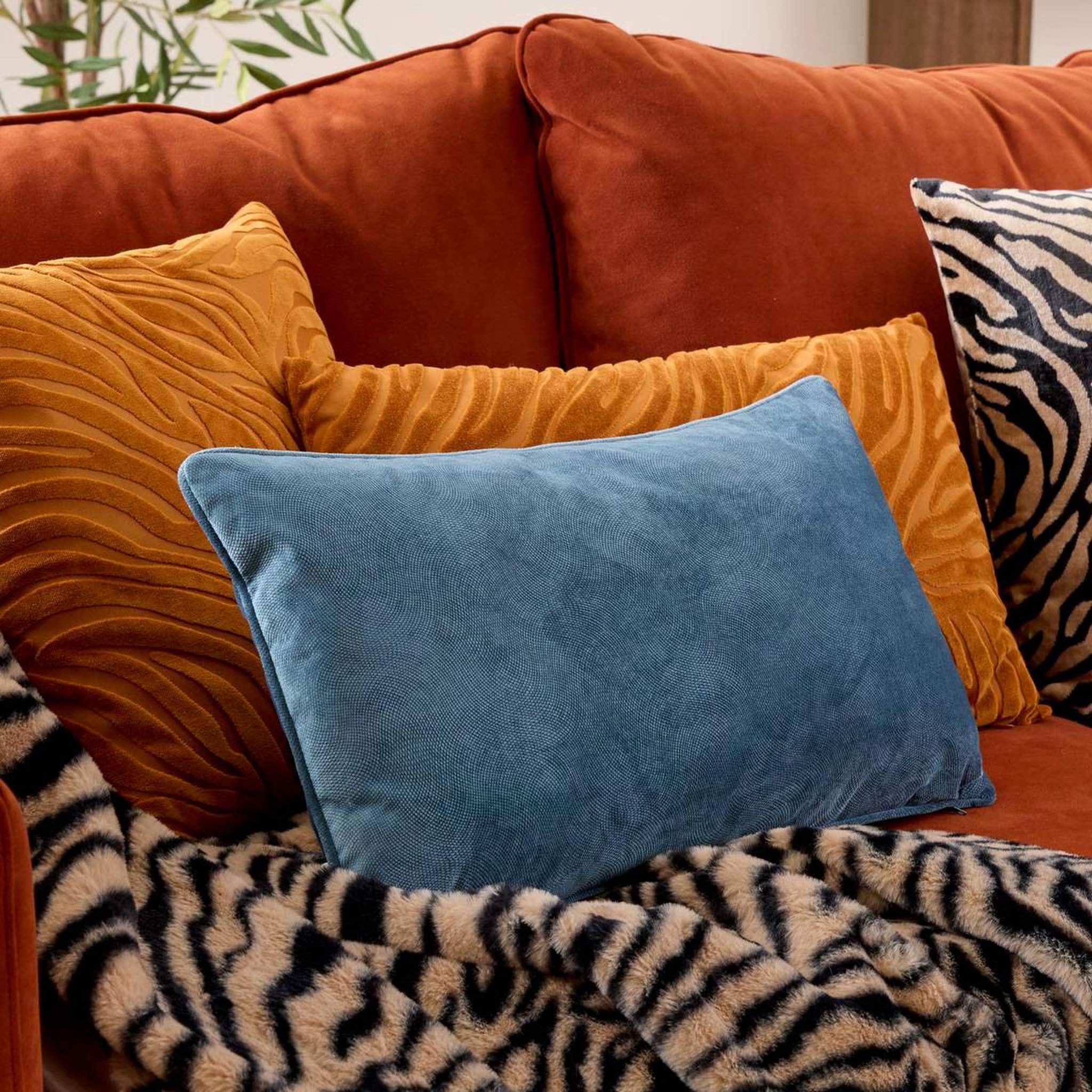 Voir la diapositive 5 : ATMOSPHERA Coussin déco uni  lilou  30x50cm bleu égéen