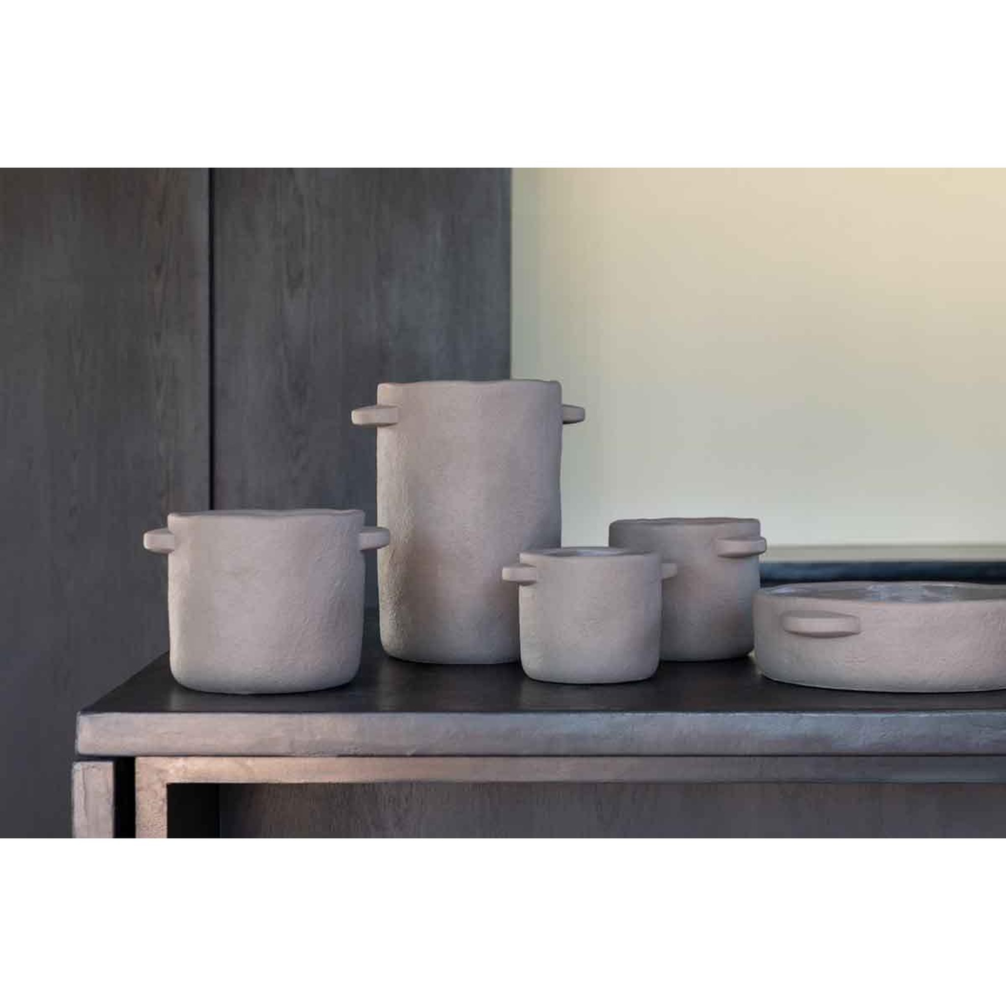 Voir la diapositive 2 : J-LINE Vase allongé en ciment  gustave  30cm marron foncé