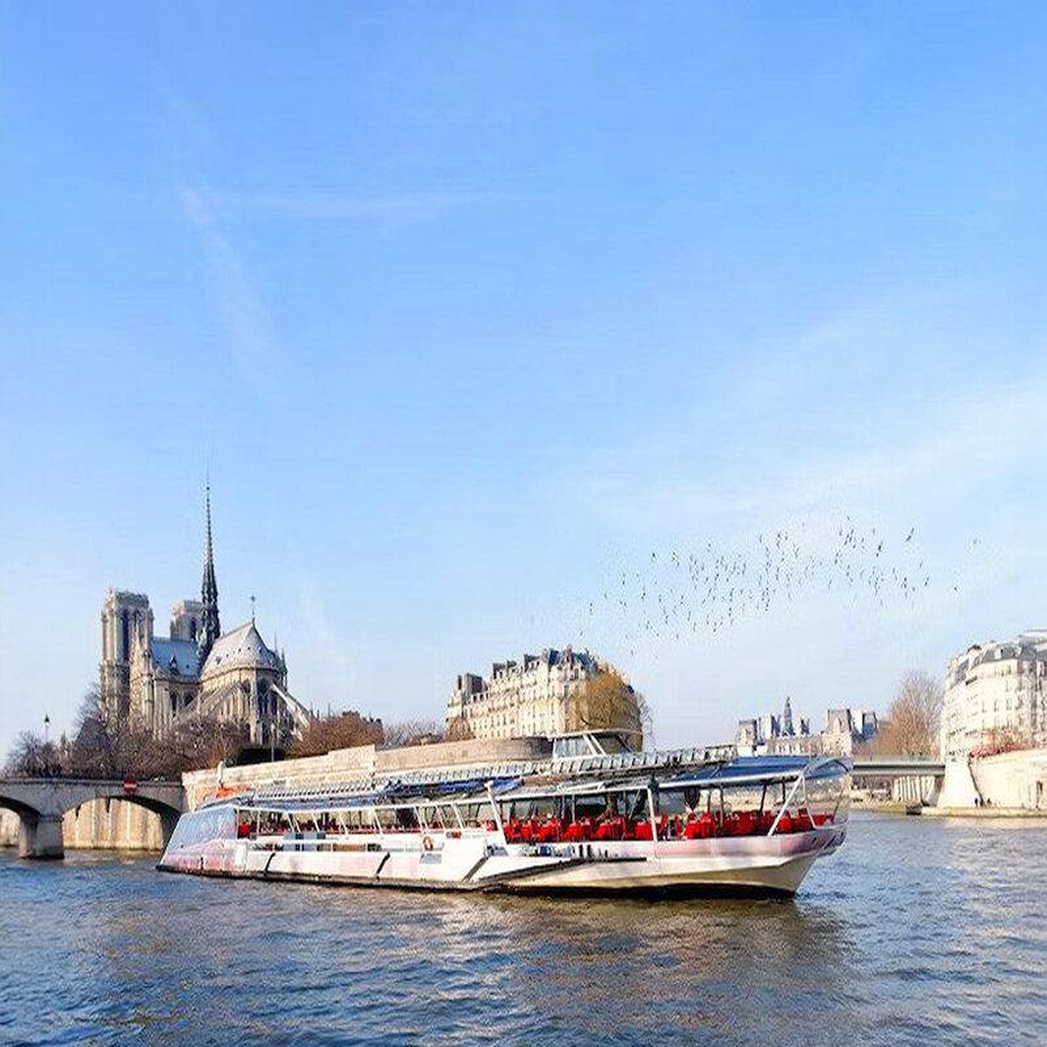 Voir la diapositive 3 : Smartbox Découverte de Paris en famille : déjeuner croisière sur la Seine pour 2 adultes et 1 enfant - Coffret Cadeau Gastronomie