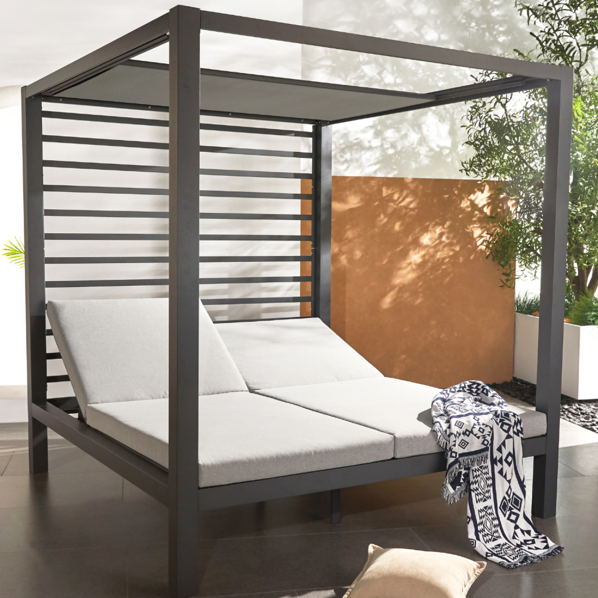 Voir la diapositive 2 : CONCEPT USINE Lit de jardin 2 places structure aluminium gris foncé matala