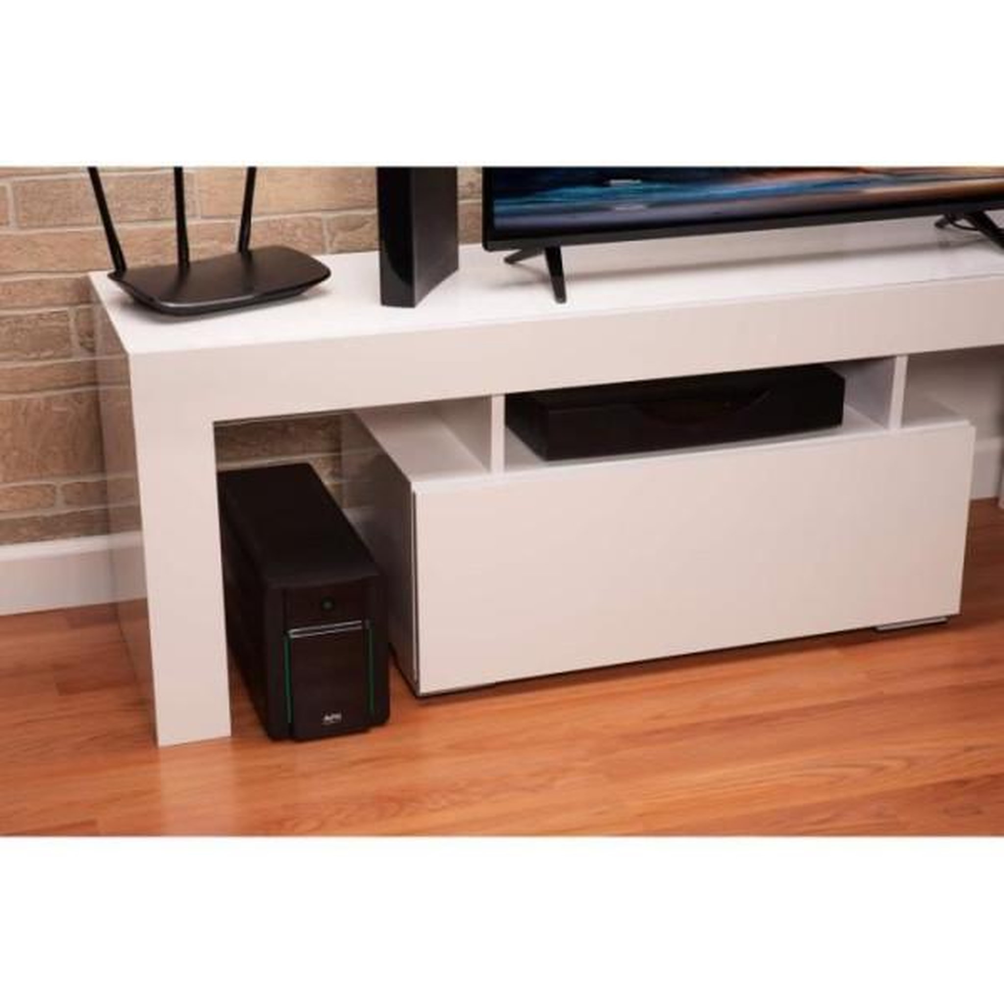 Voir la diapositive 6 : APC Apc easy ups alimentation d'énergie non interruptible interactivité de ligne 1,6 kva 900 w 6 sortie(s) ca