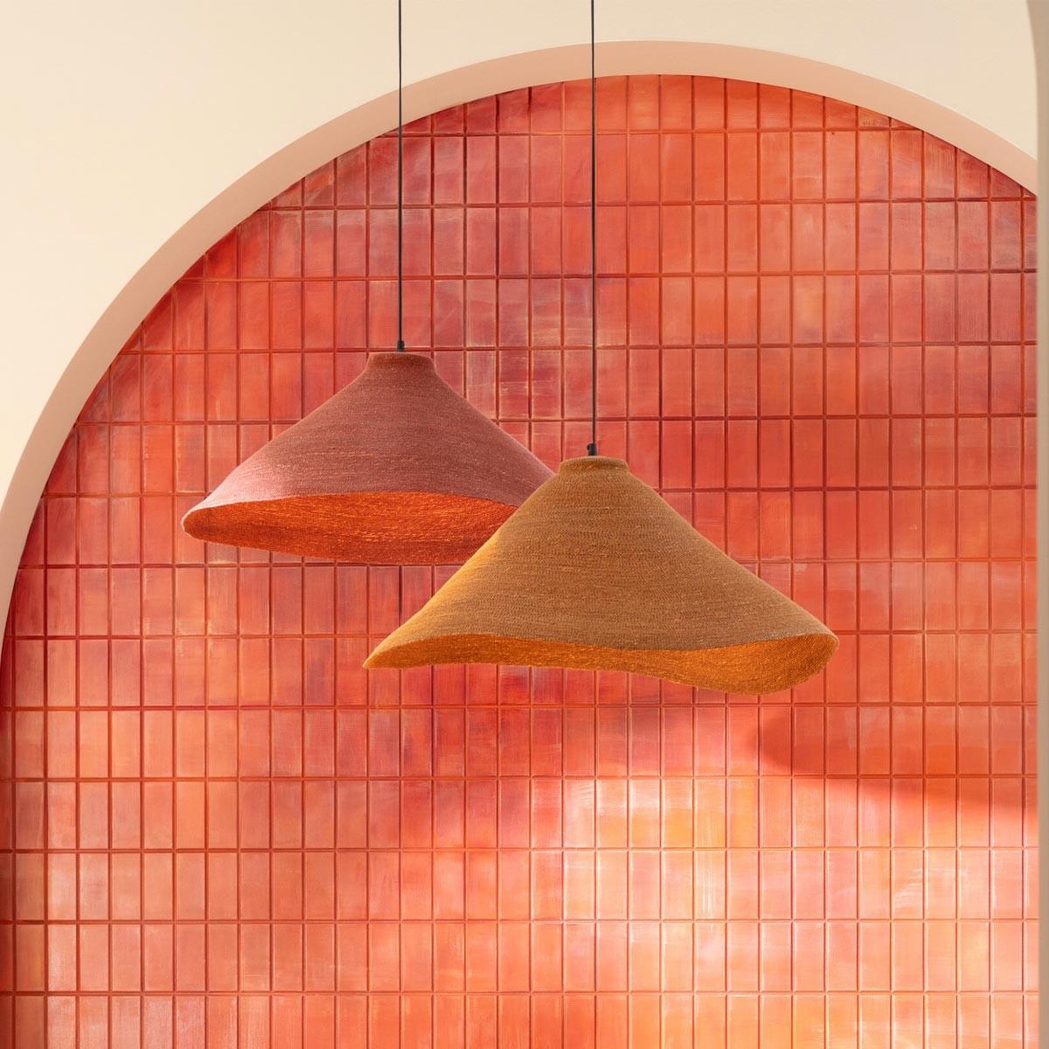 Voir la diapositive 5 : J-LINE Lampe Suspension en Jonc de Mer  Angelique  82cm Rouille