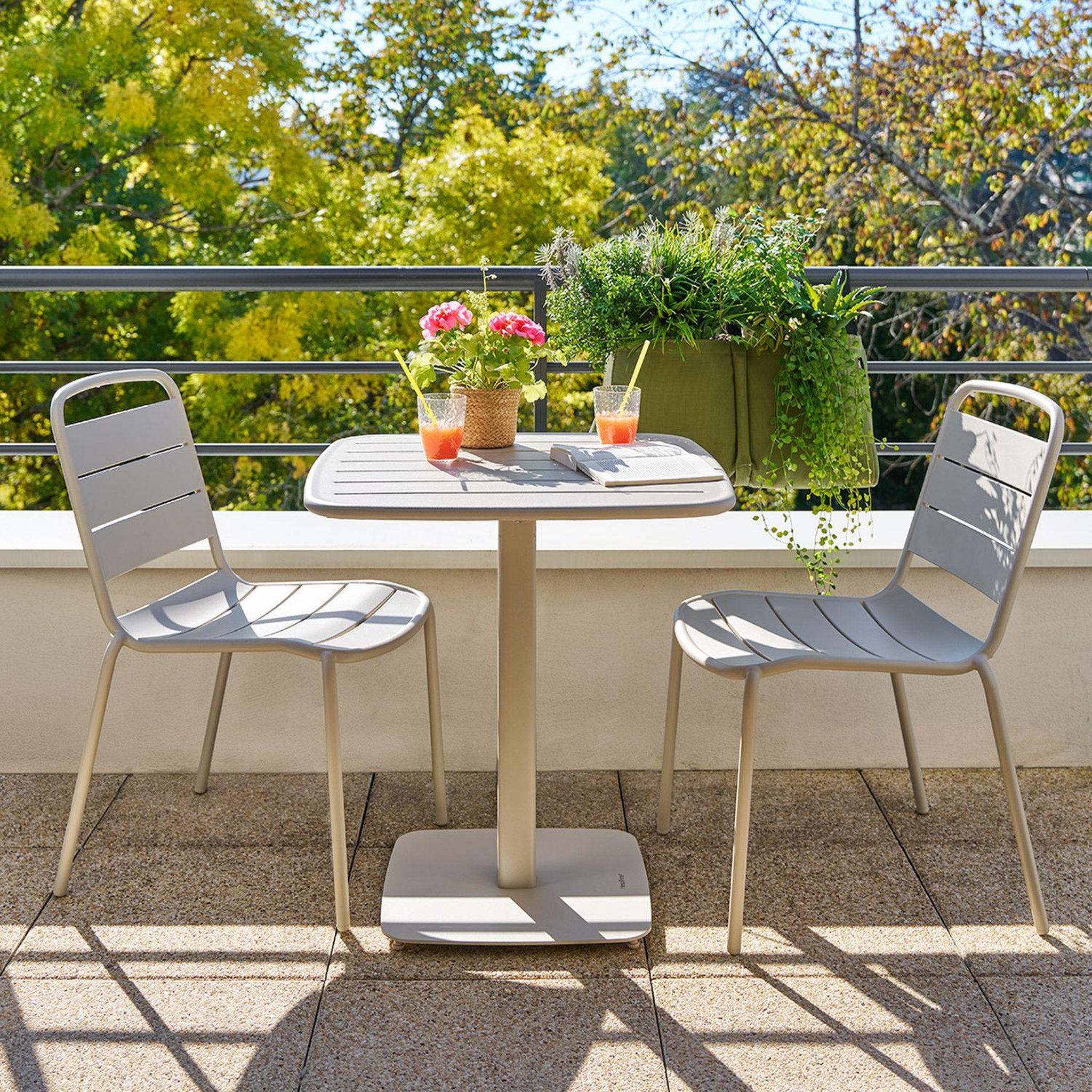 Voir la diapositive 2 : HESPERIDE Table de jardin carrée 2 places ALEGORIA