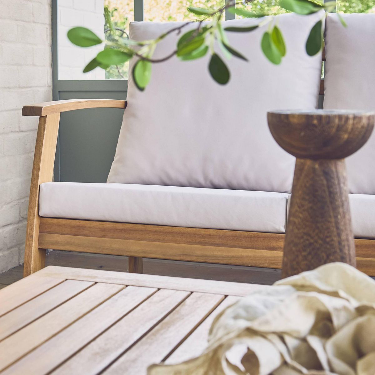 SWEEEK Salon de jardin USHUAIA 5 places en bois d'acacia, un canapé, une table, deux fauteuils