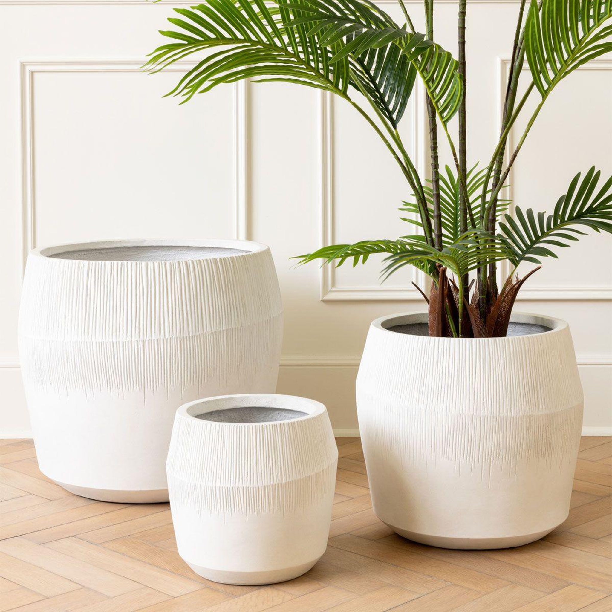 Voir la diapositive 3 : J-LINE Lot de 3 cache-pots en argile  abel  55cm blanc