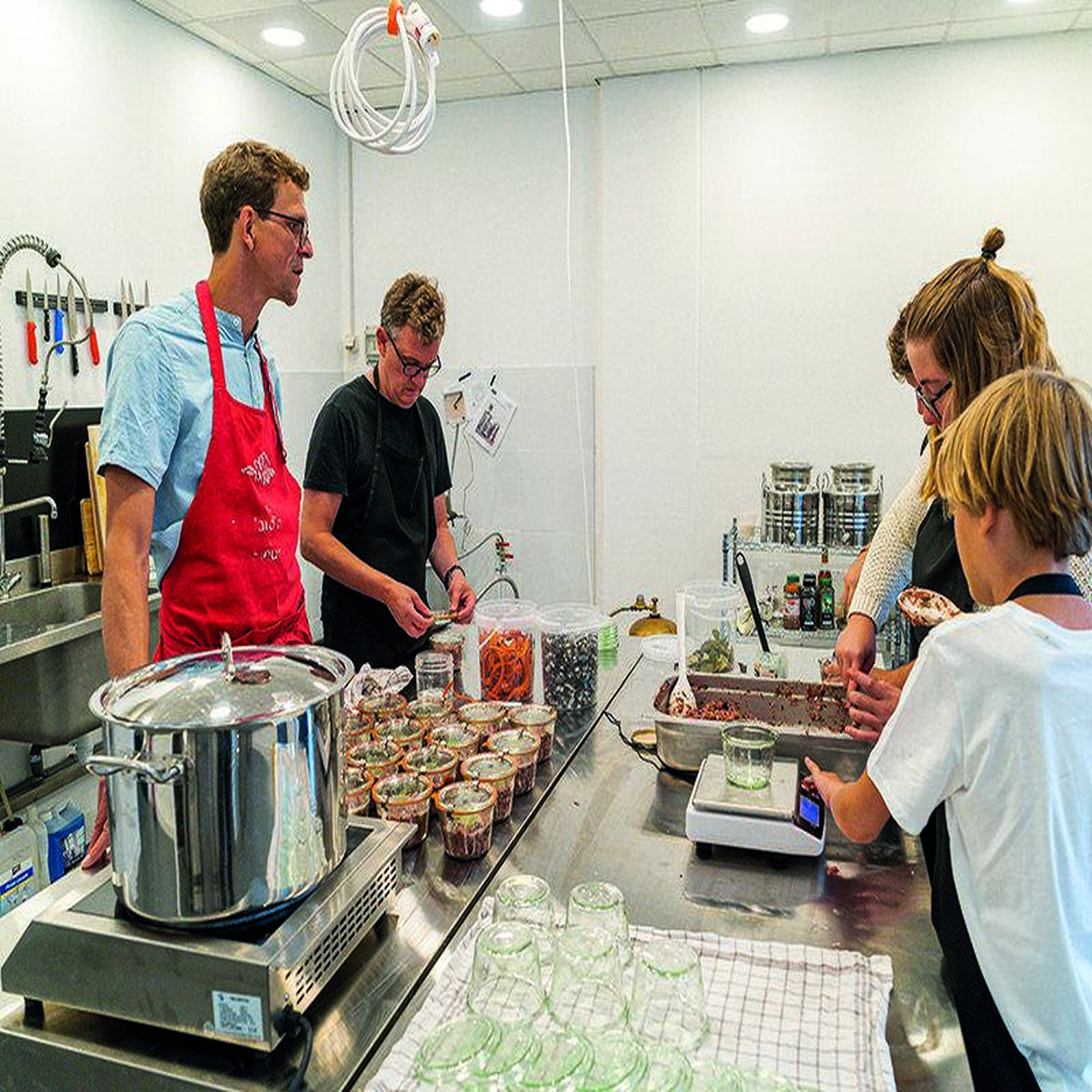 Voir la diapositive 3 : Smartbox Atelier culinaire zéro déchet à la découverte de la conserverie en duo près de bordeaux - coffret cadeau gastronomie