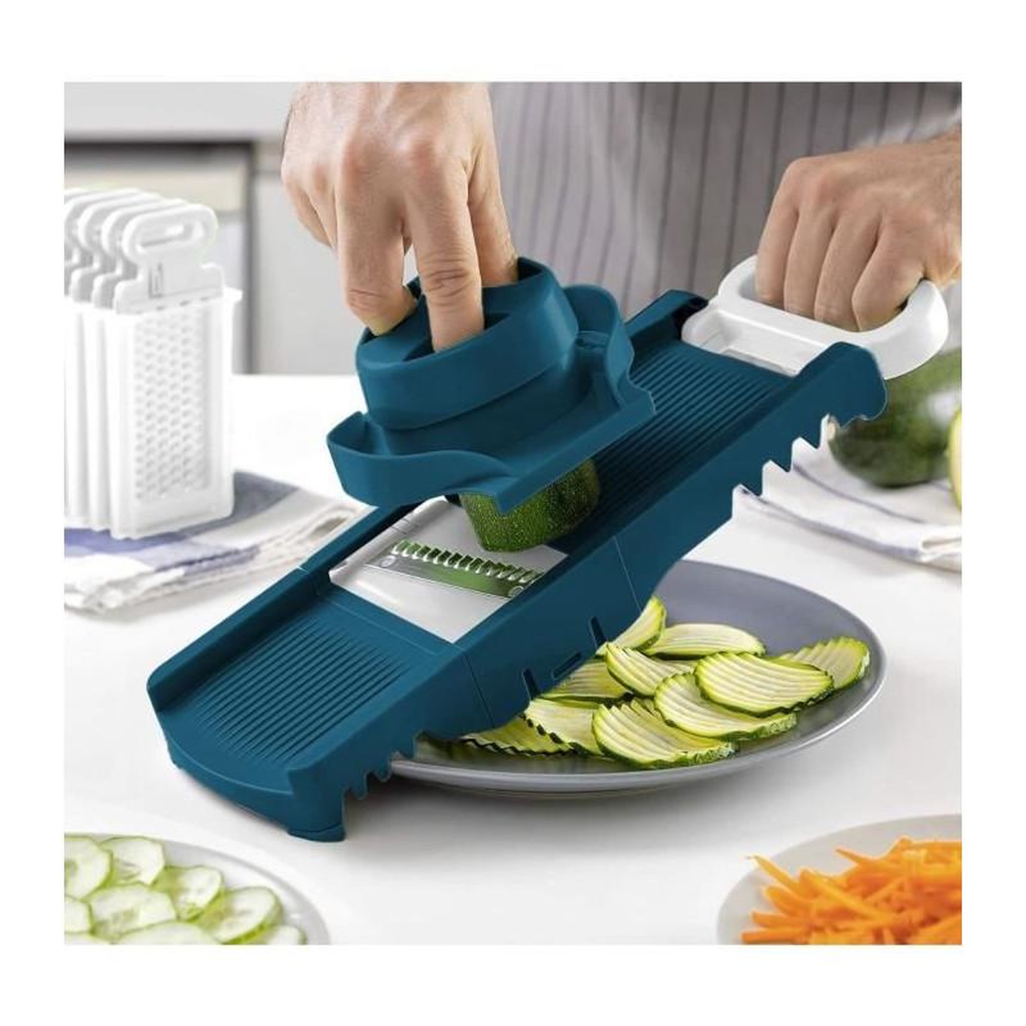 Voir la diapositive 6 : Arthur Martin Mandoline pliable - ARTHUR MARTIN - AMM530 - 6 en 1 - 3 Lames de râpes et 3 lames de coupes légumes - Acier inoxydable