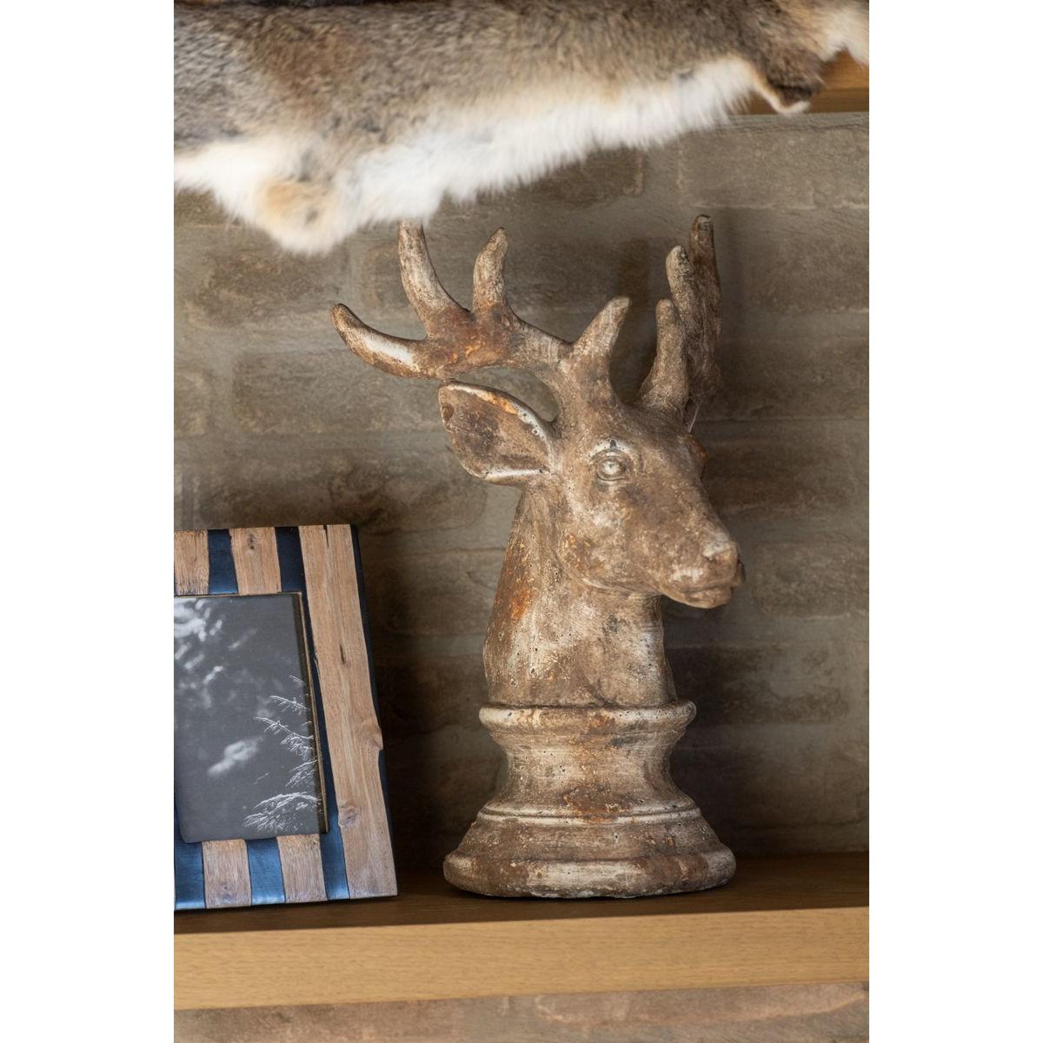 Voir la diapositive 3 : J-LINE Tête de cerf en résine  chalet  33cm taupe