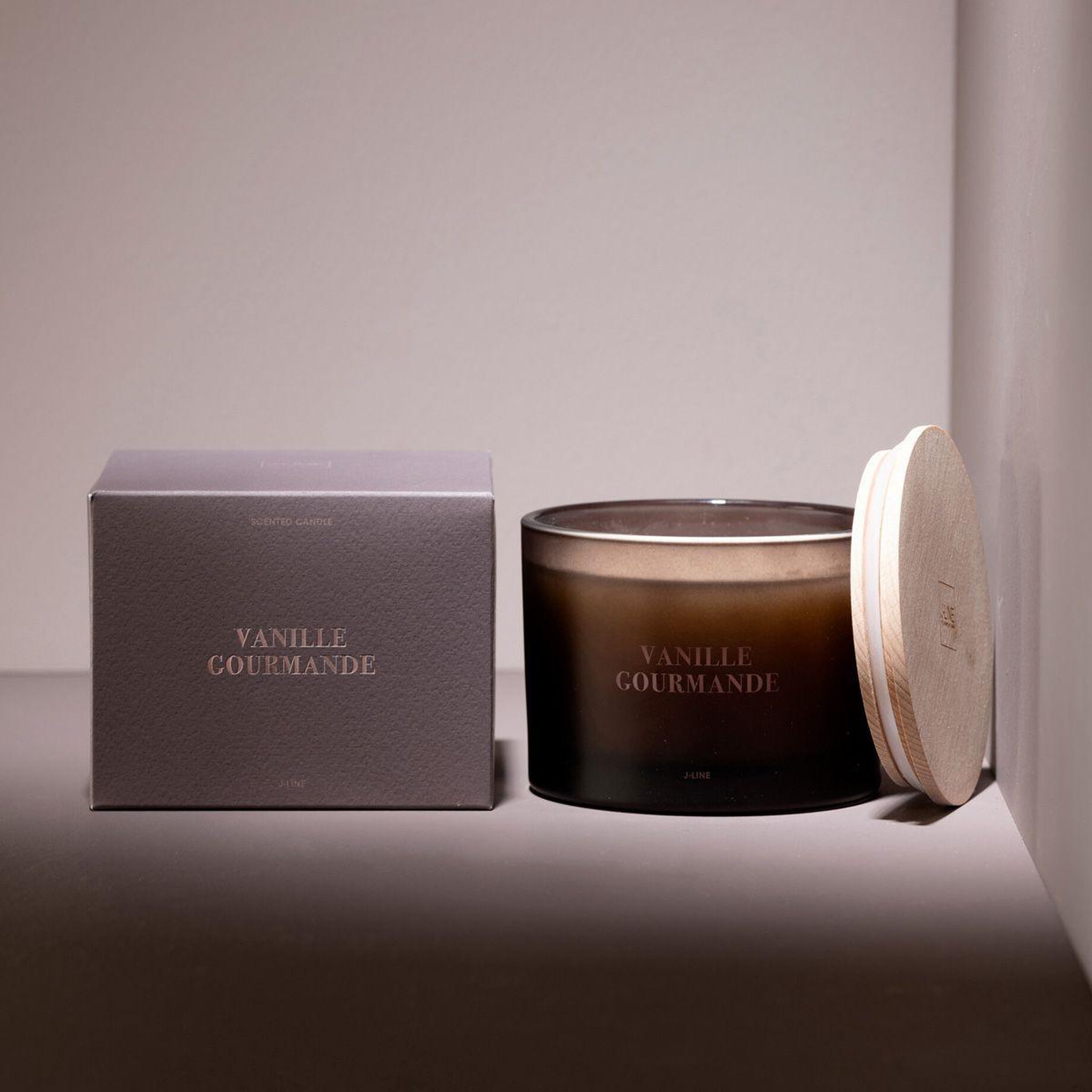 Voir la diapositive 5 : J-LINE Bougie parfumée  accords essentiels  10cm vanille gourmande