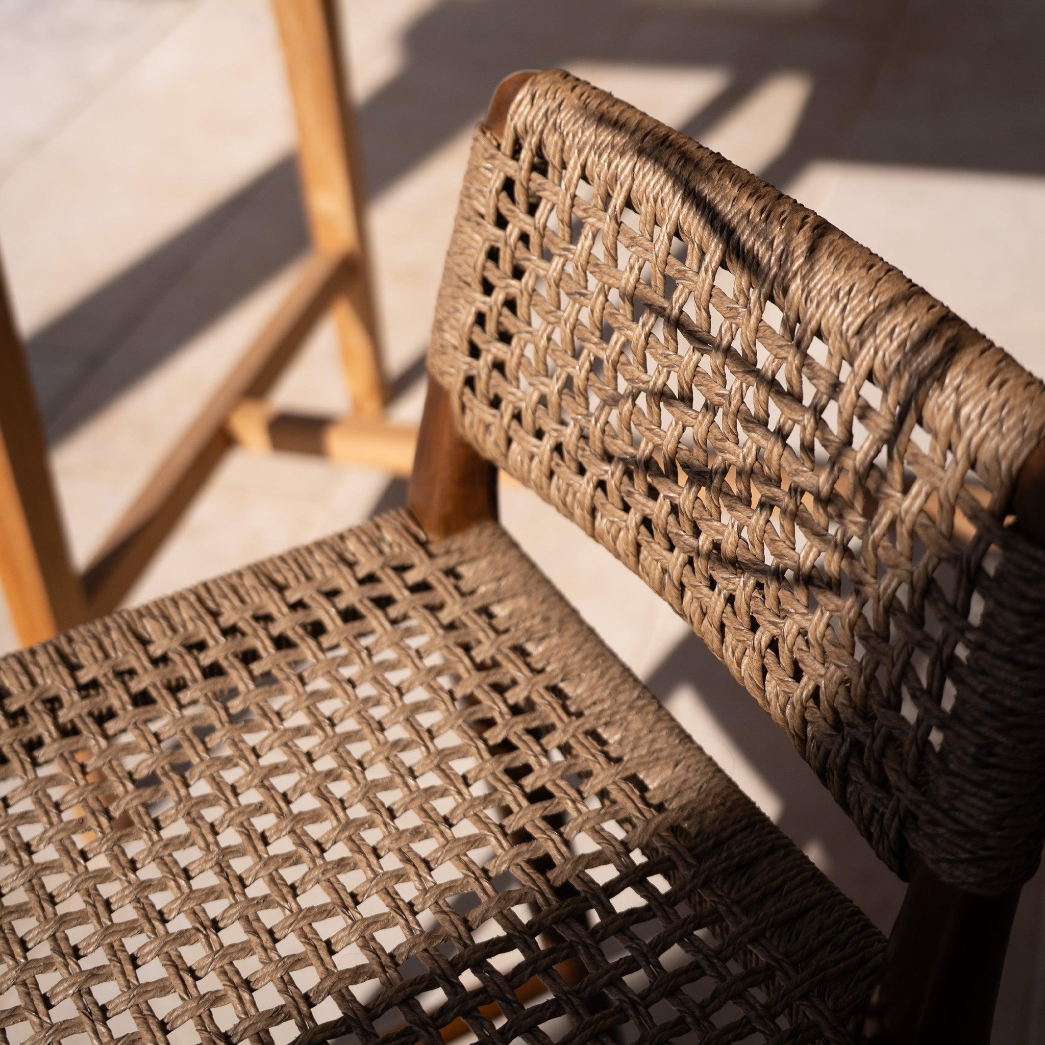 Voir la diapositive 3 : MAISON PAVANE Chaise pour îlot central de jardin 65 cm en teck vernis-yaba