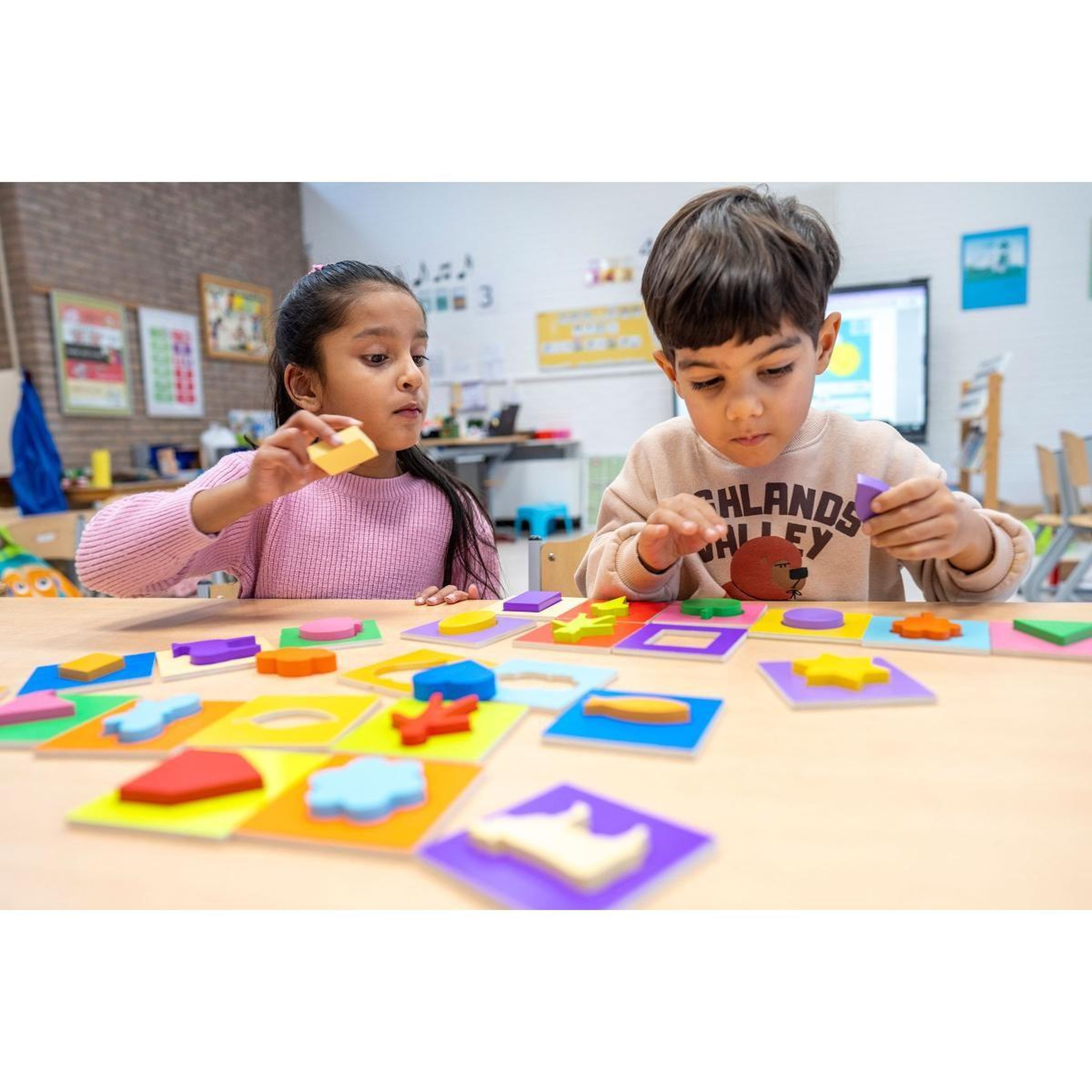 Voir la diapositive 4 : EDUCO Combinez les formes — 44 éléments
