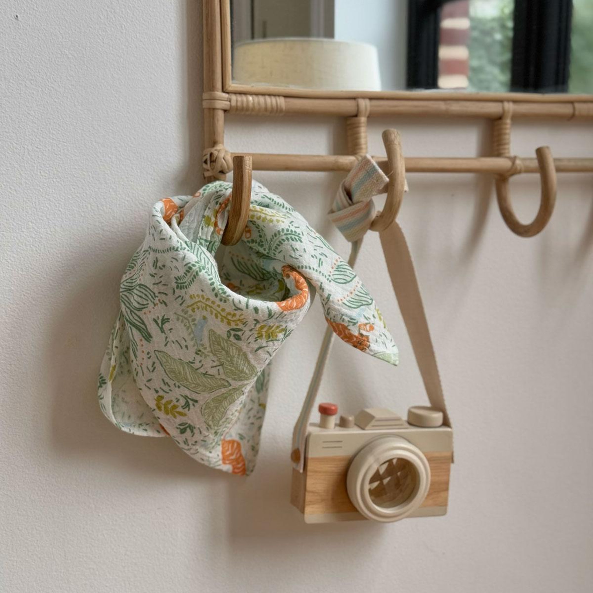 Voir la diapositive 4 : Petit Béguin Foulard en gaze de coton kanha 50 x 50 cm