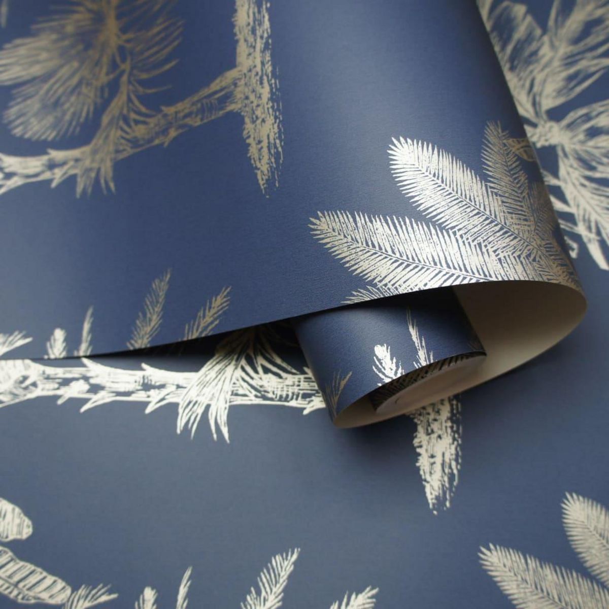 DUTCH WALLCOVERINGS DUTCH WALLCOVERINGS Papier peint Arbres tropicaux Bleu et argente