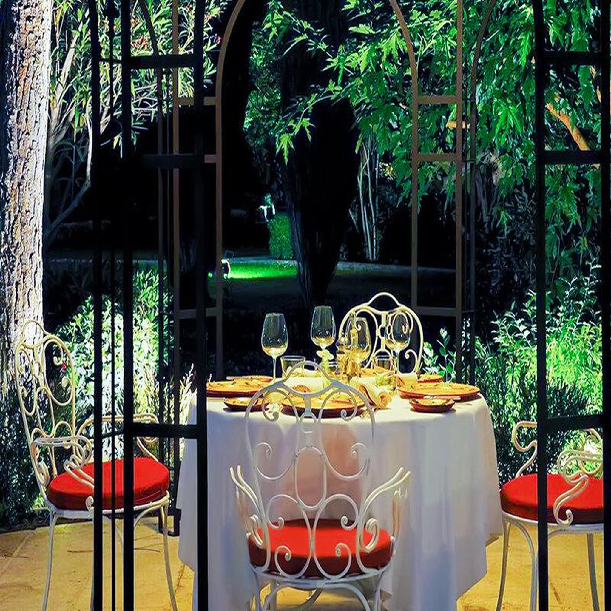 Voir la diapositive 3 : Smartbox Séjour de luxe avec dîner gastronomique et spa en auberge 5* près d'avignon - coffret cadeau séjour