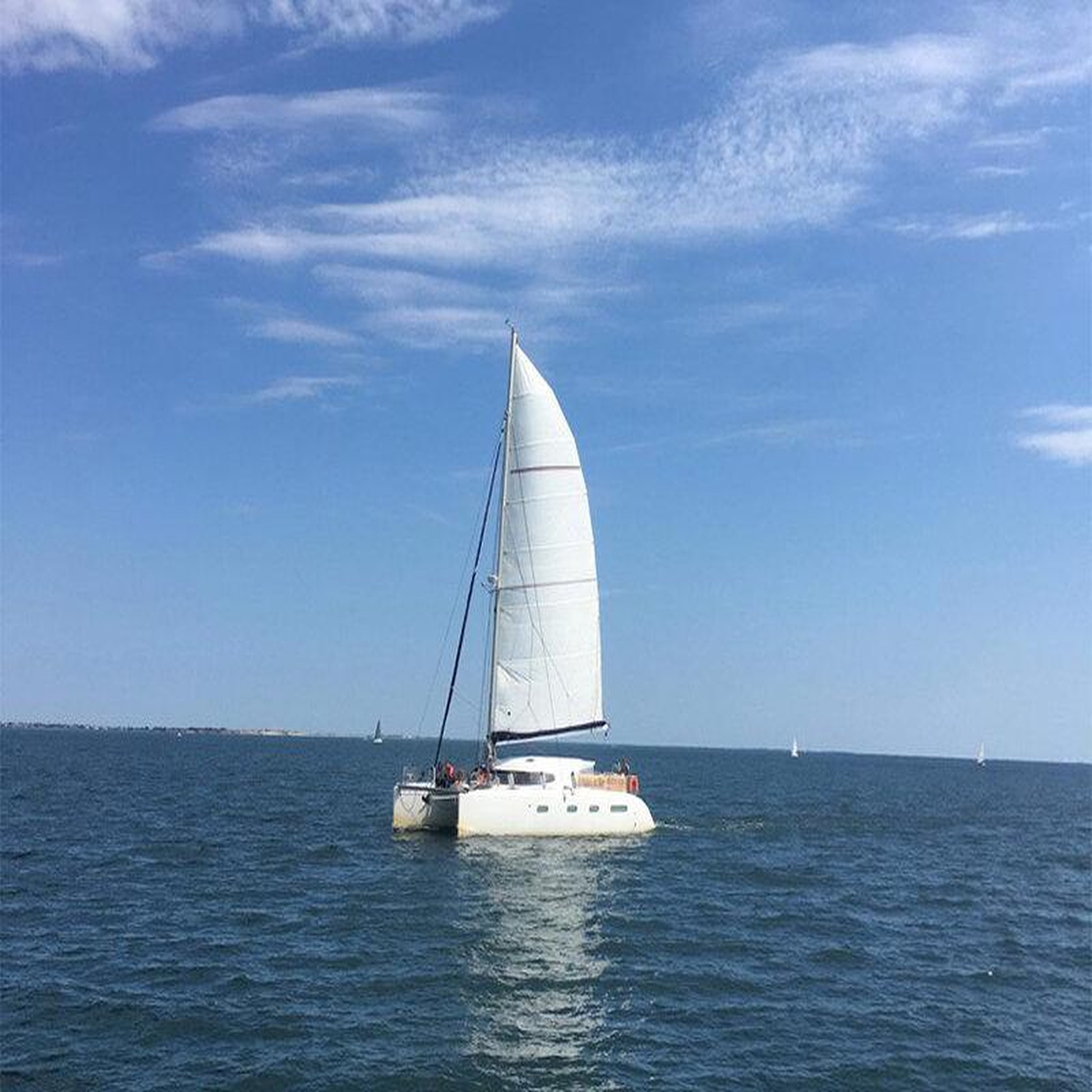 Voir la diapositive 2 : Smartbox Croisière en catamaran à la rochelle : 2h en duo en matinée - coffret cadeau sport & aventure