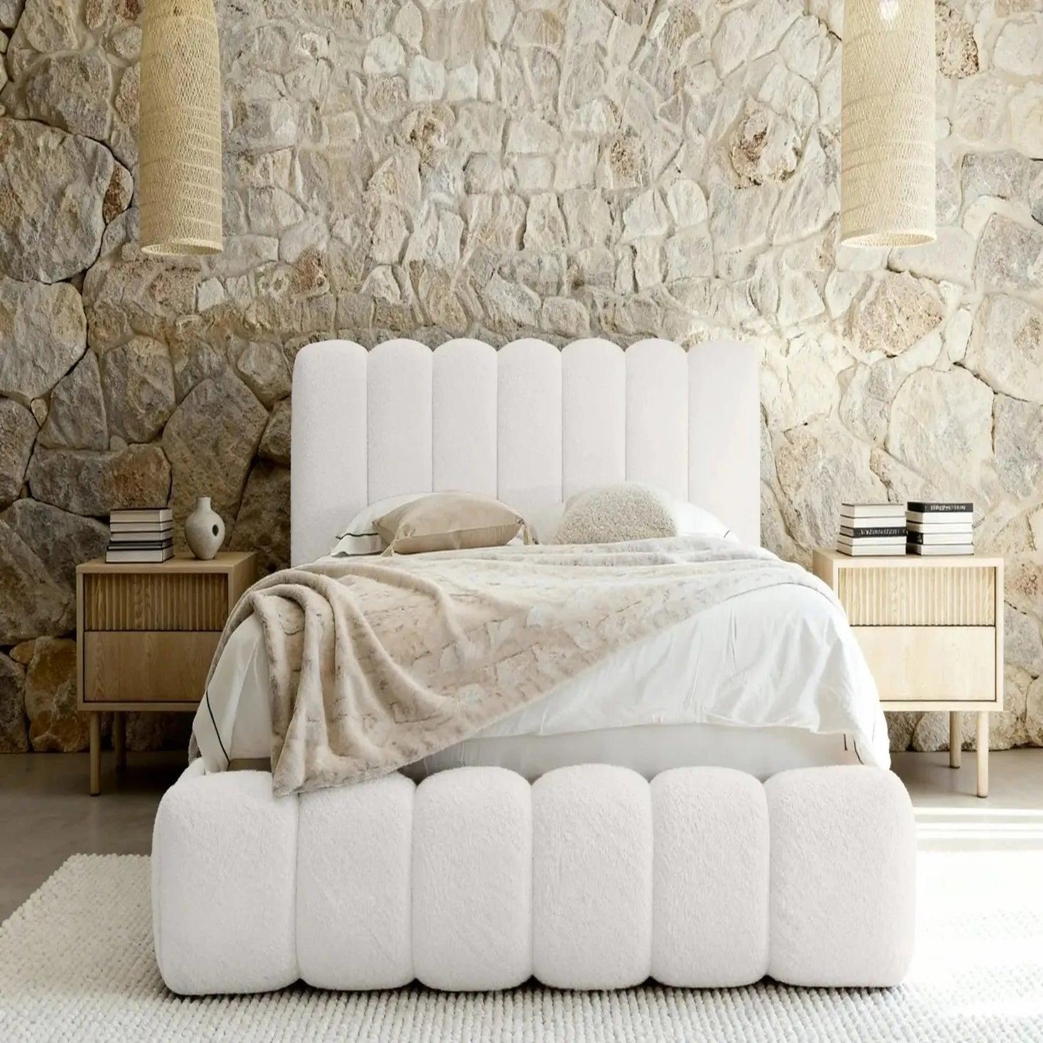 Voir la diapositive 3 : CASANOVA PARIS Garance - lit coffre tissu chenille