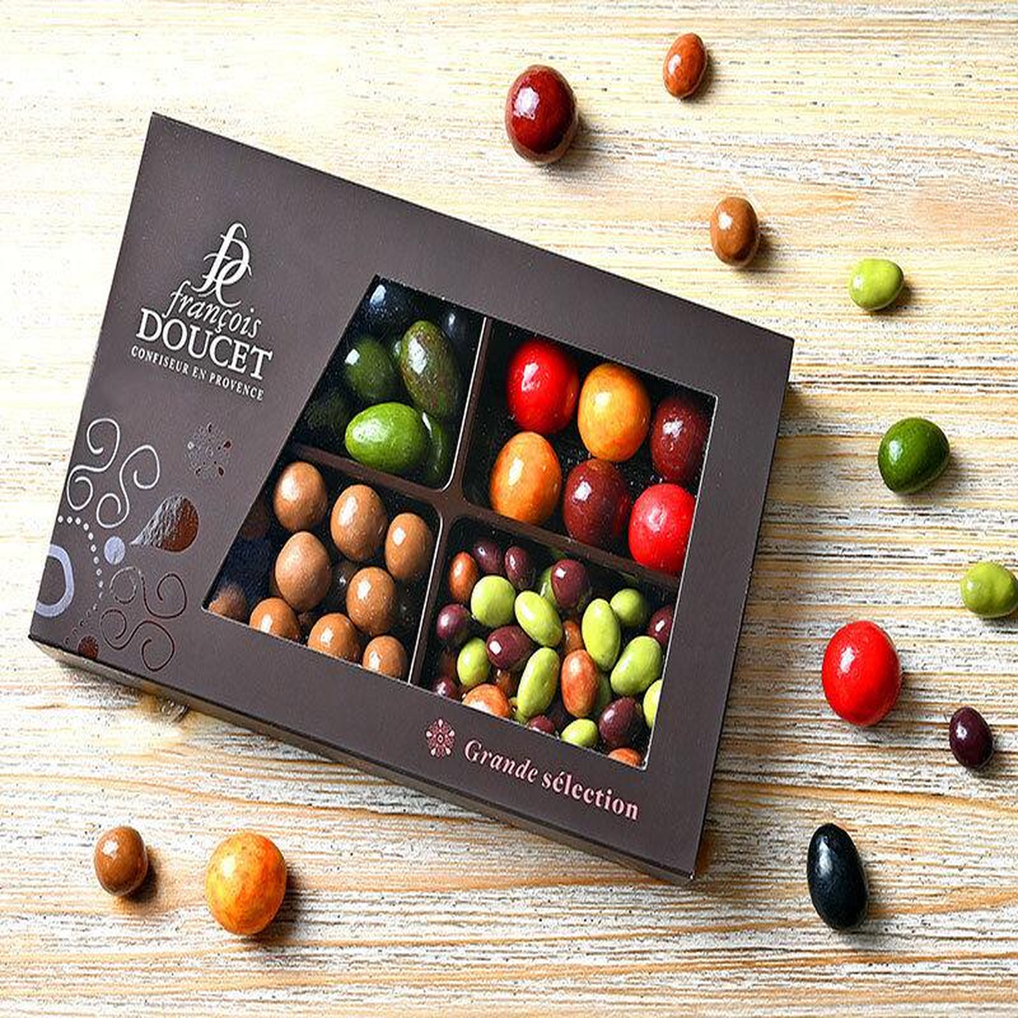 Voir la diapositive 2 : Smartbox Gourmandise à domicile : coffret de chocolats et de friandises provençales - coffret cadeau gastronomie