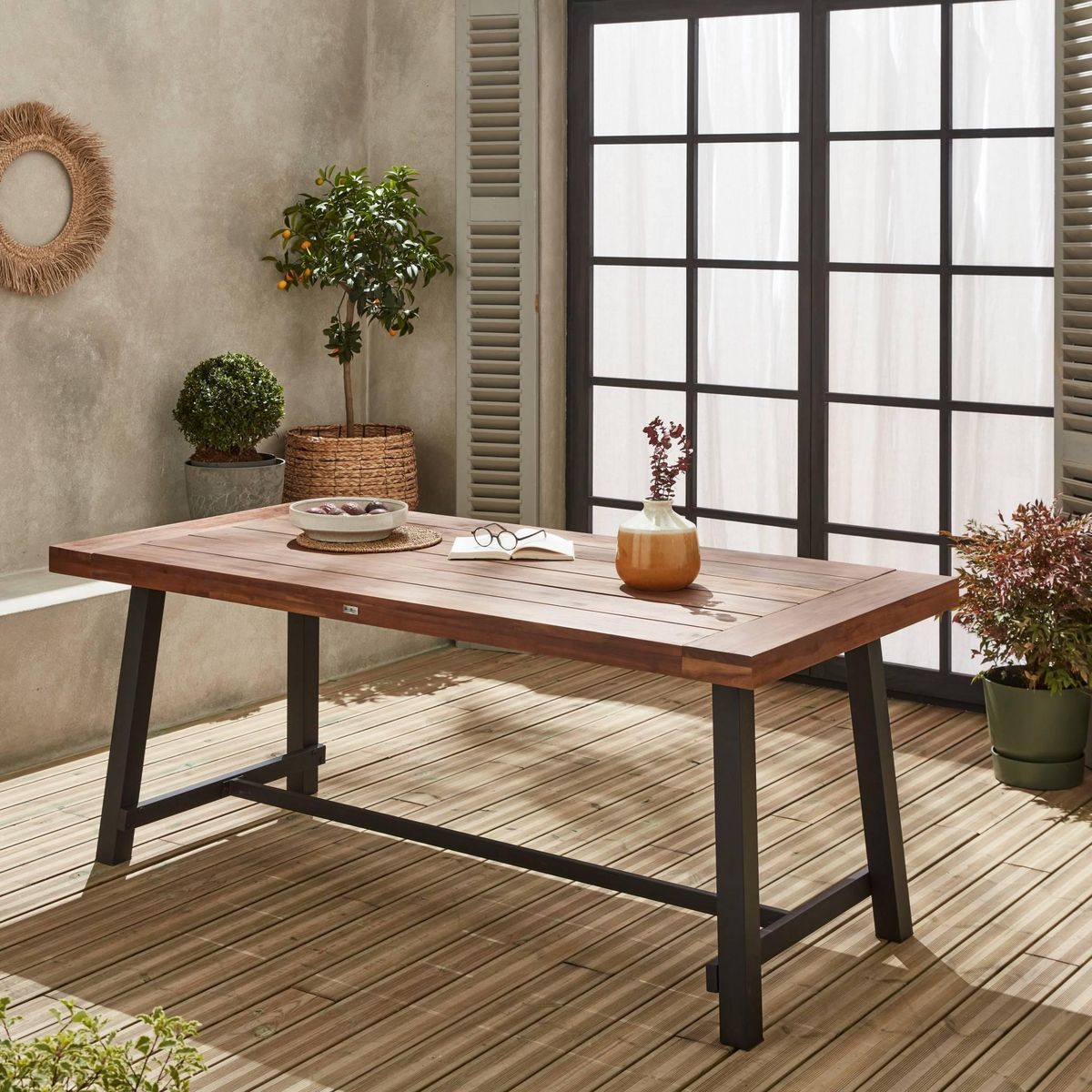 SWEEEK Table intérieur extérieur bois acacia et acier galvanisé, Fortaleza, 190cm, 6-8 places