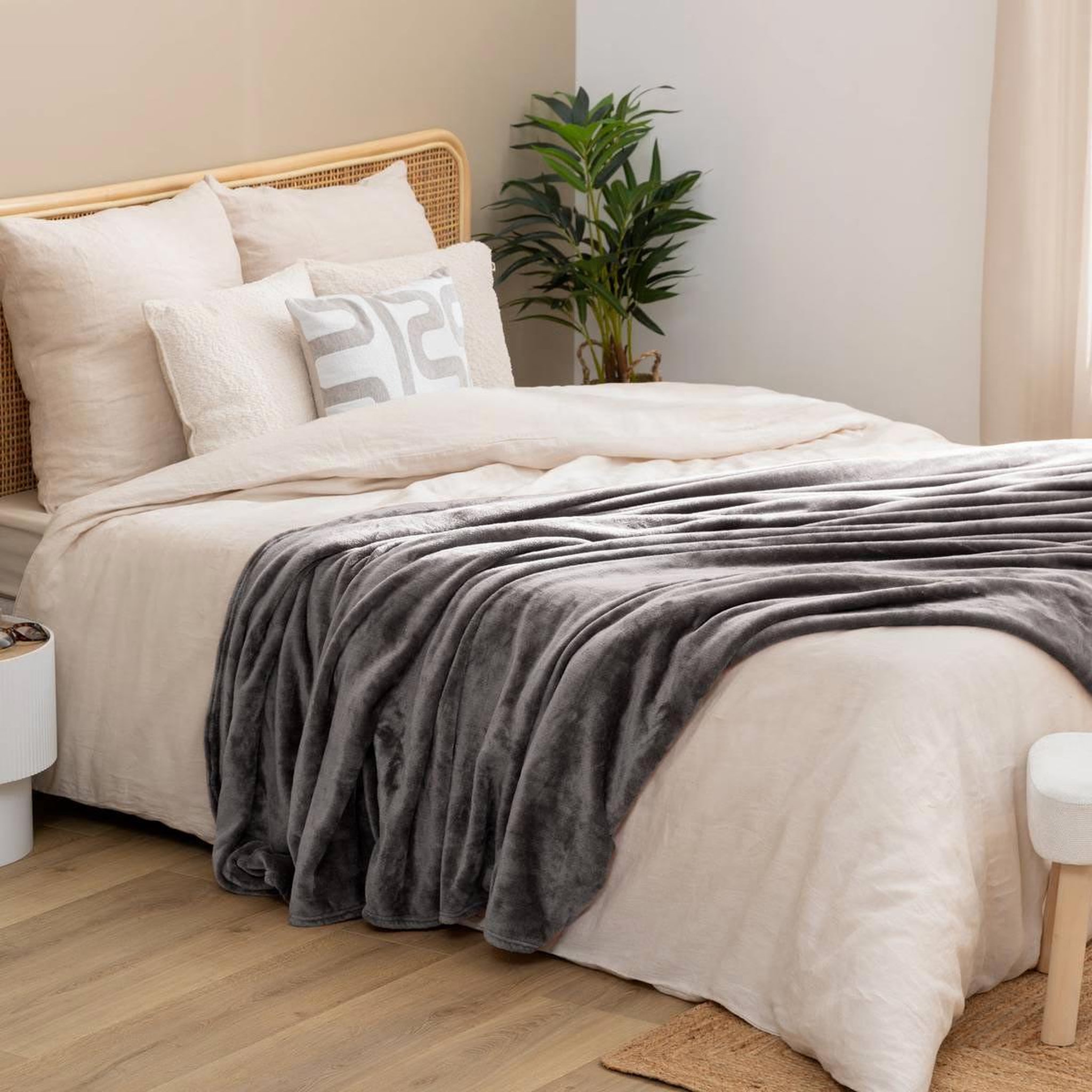 Voir la diapositive 4 : ATMOSPHERA Plaid en flanelle uni  ollis  240x260cm gris foncé