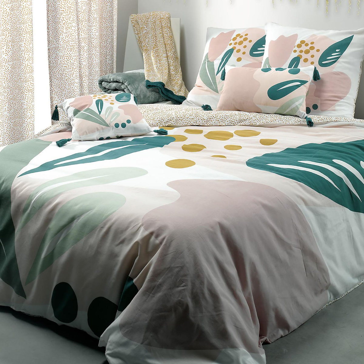 Les Ateliers du Linge Coussin alma imprime reversible dehoussable avec pompons