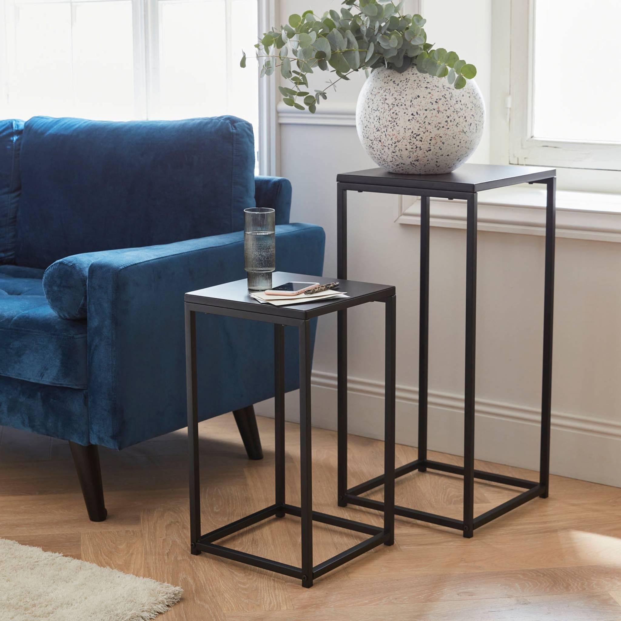 Voir la diapositive 2 : SWEEEK Lot de 2 tables d'appoint gigognes noires - Industrielle - bouts de canapé 34x34x74cm / 30x30x54cm