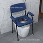 Voir la diapositive 6 : HOMCOM Chaise percée réglable - chaise de toilette - seau amovible pliable, coussin, accoudoirs - acier noir PVC bleu