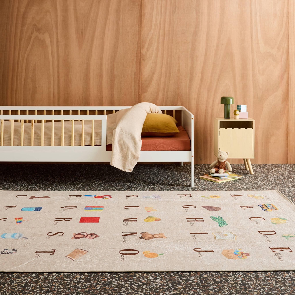 SWEEEK Tapis éducatif intérieur enfant beige imprimé abécédaire - Scoty