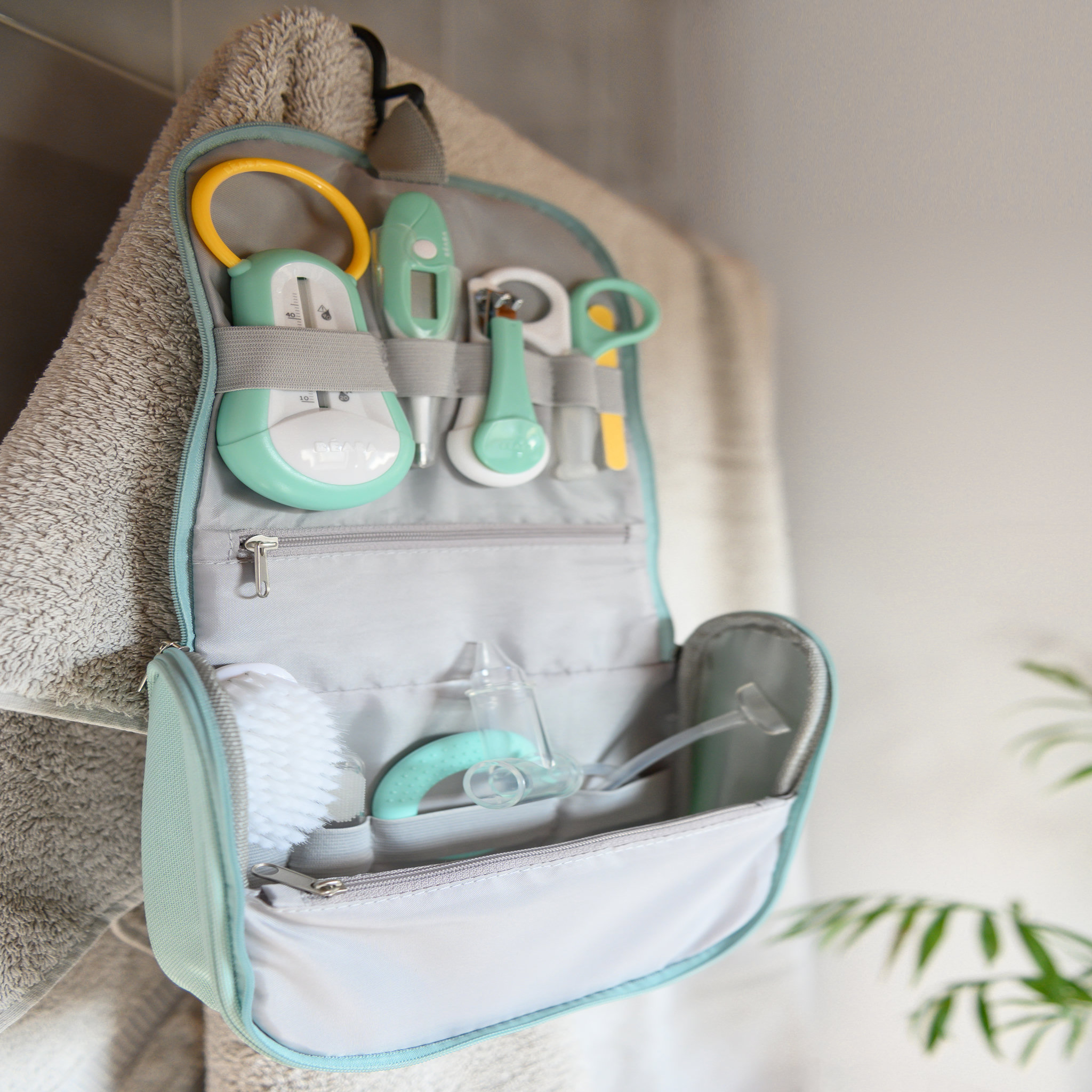 Voir la diapositive 4 : BEABA Trousse de toilette nomade 9 accessoires vert d'eau