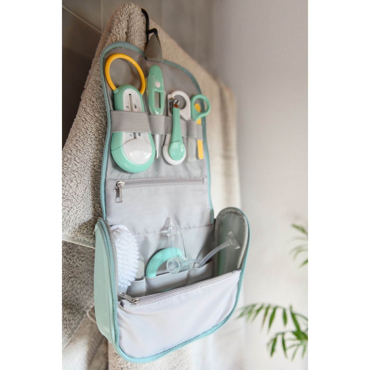 BEABA Trousse de toilette nomade 9 accessoires vert d'eau