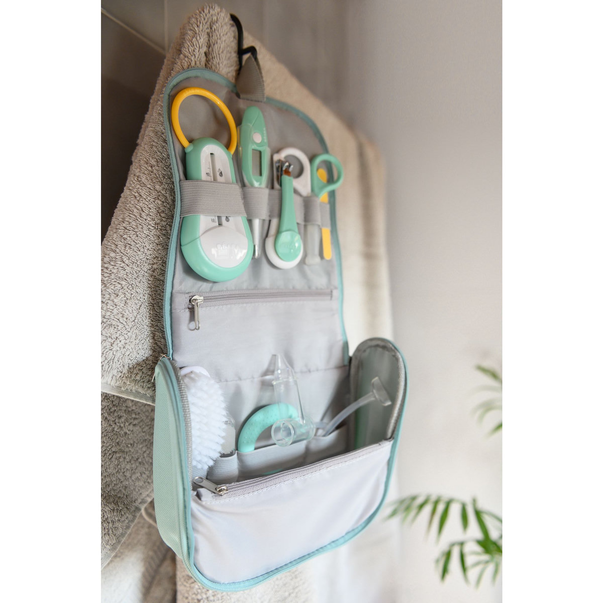 BEABA Trousse de toilette nomade 9 accessoires vert d'eau