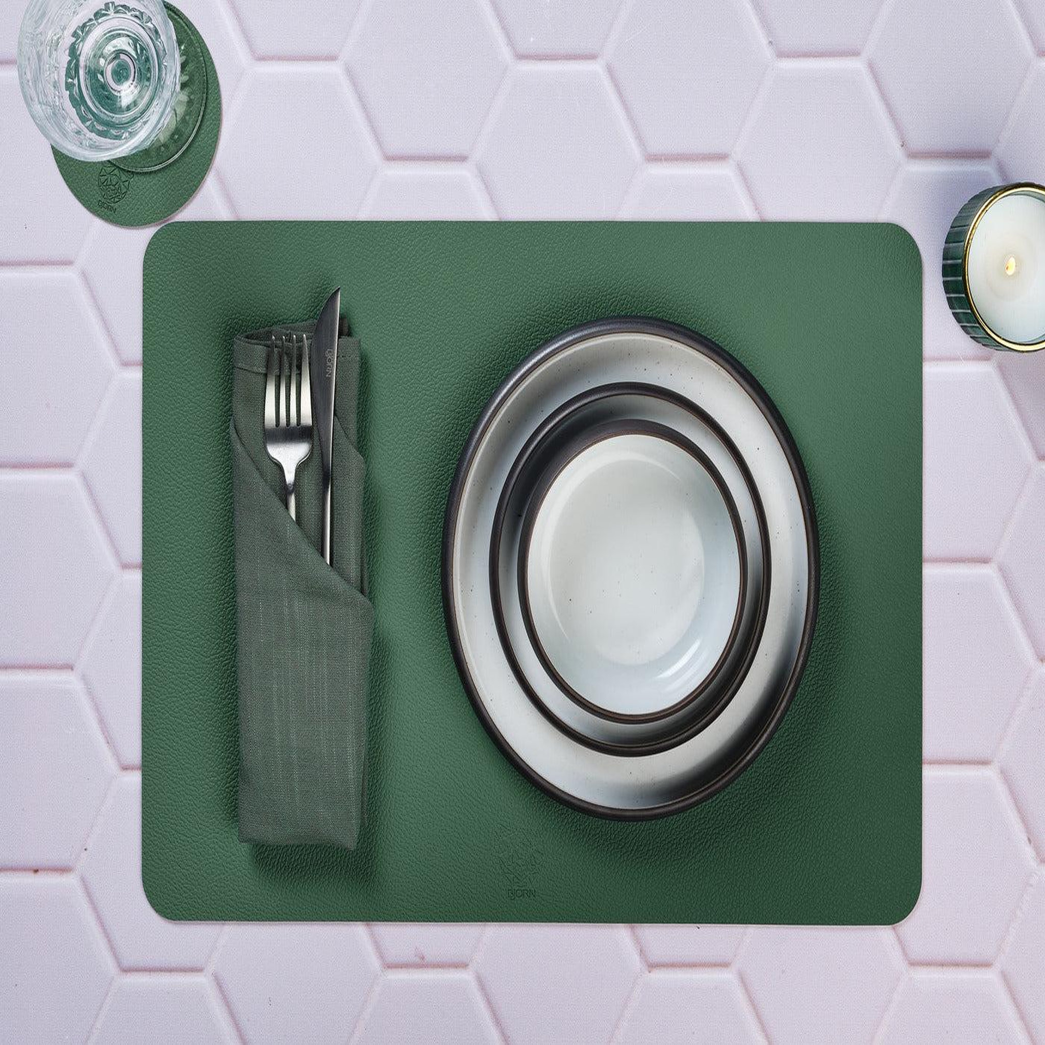 Voir la diapositive 5 : BJORN Sous-verre rond réversible - 6 pièces - cuir recyclé jaune moutarde et vert sapin
