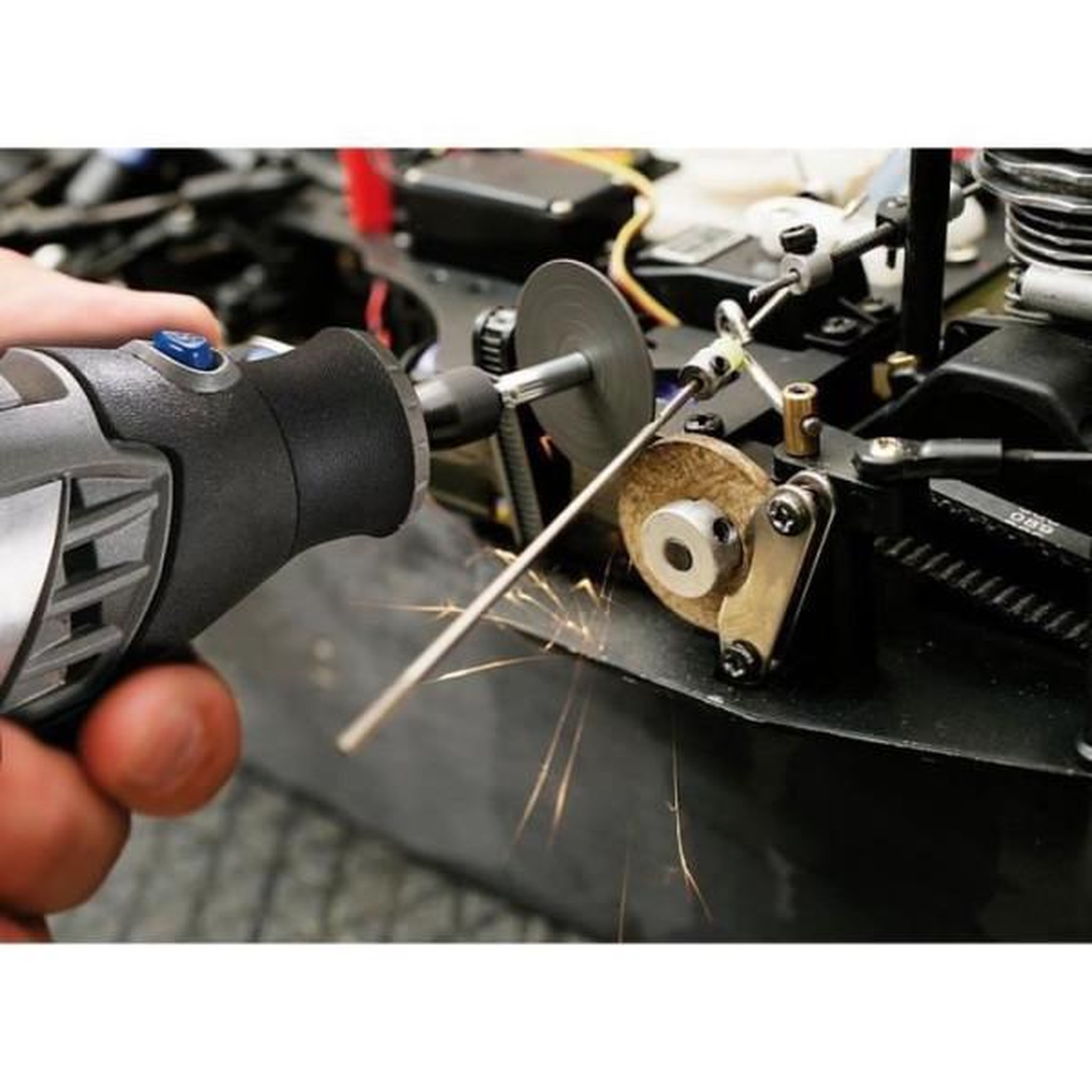 Voir la diapositive 5 : Dremel Coffret 69 accessoires dremel 688 - assortiment de 68 disques a tronçonner dans un coffret pratique
