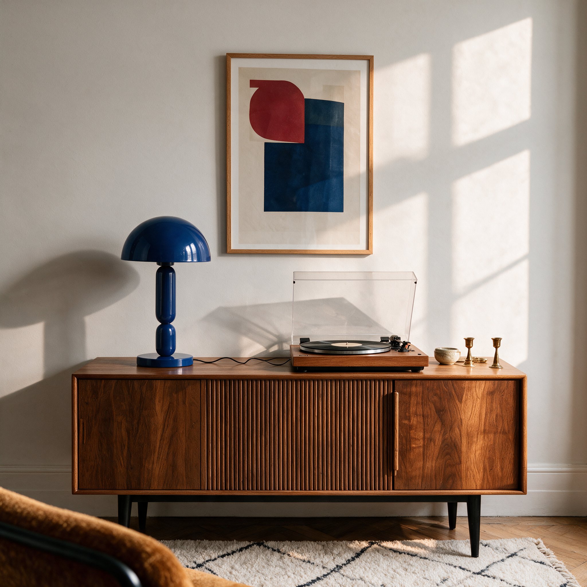 Voir la diapositive 5 : MAISON PAVANE Lampe en bois et métal bleu foncé-romy