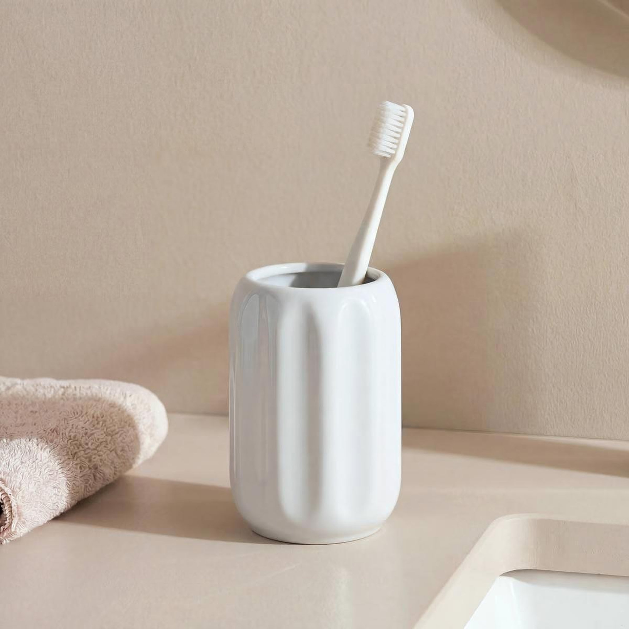 Voir la diapositive 2 : FIVE Pot à brosse à dents en grès  suny colorama  12cm blanc