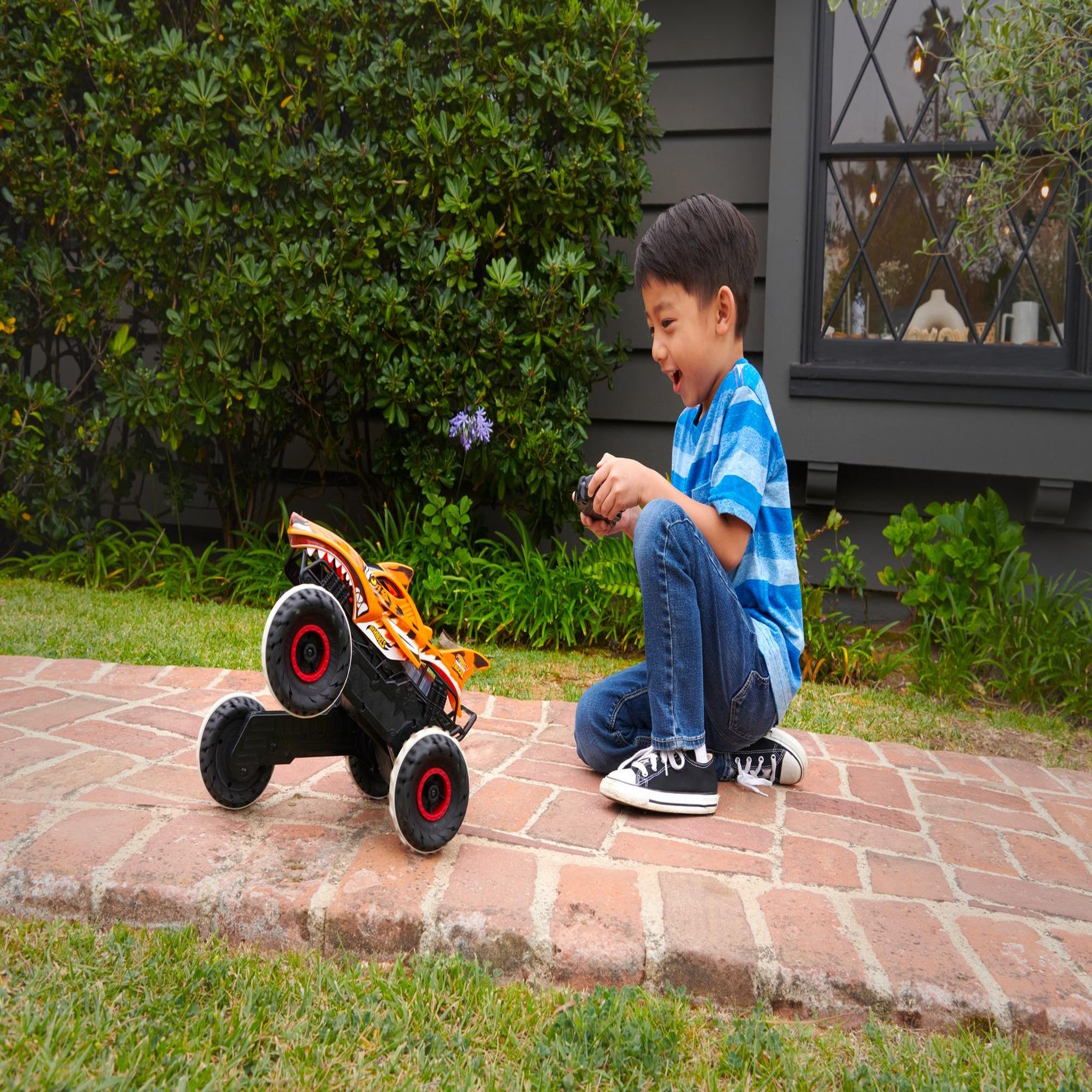 Voir la diapositive 6 : HOT WHEELS L'inarrêtable Tiger Shark RC 