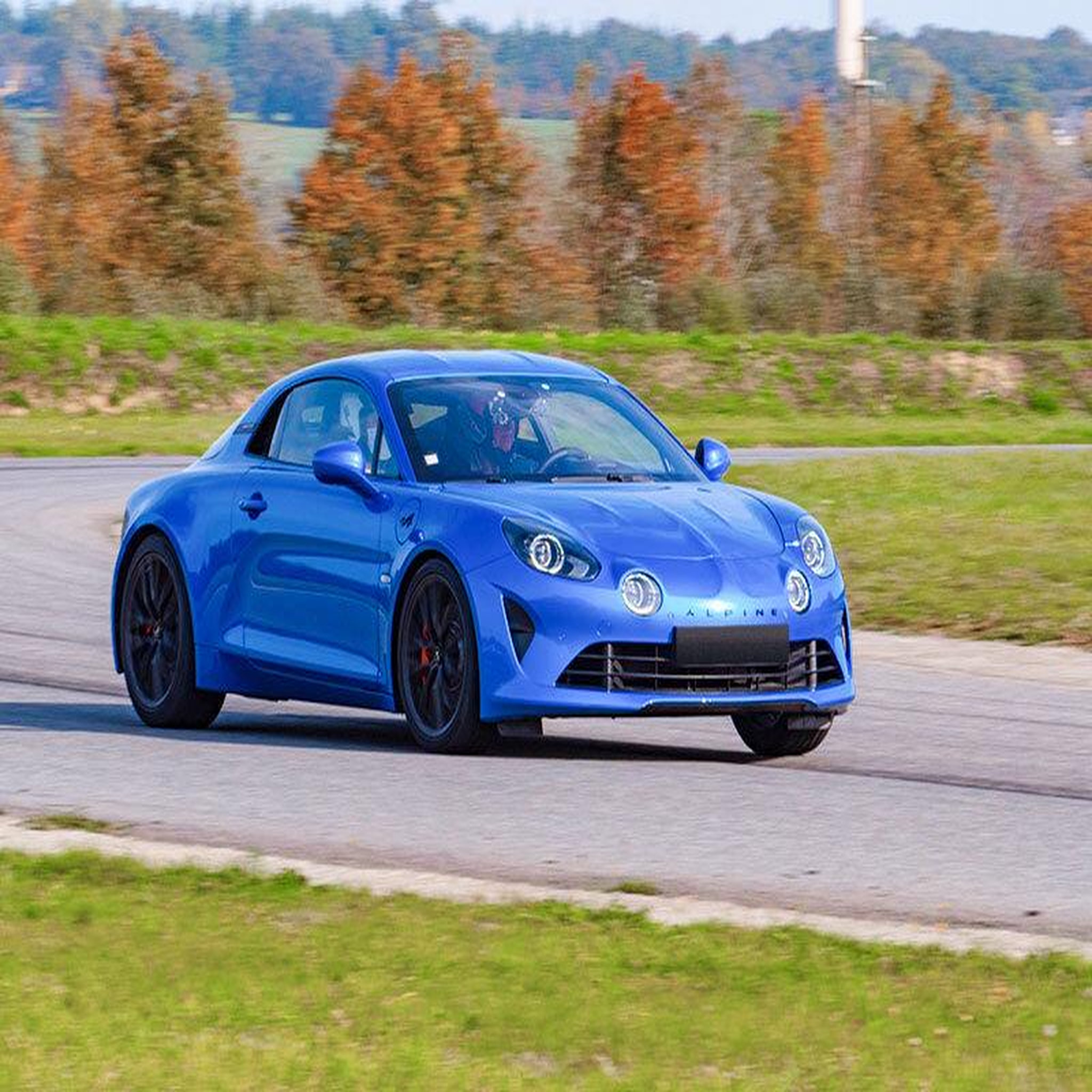 Voir la diapositive 3 : Smartbox Stage de pilotage : 3 tours sur le circuit du luc en alpine a110 s - coffret cadeau sport & aventure