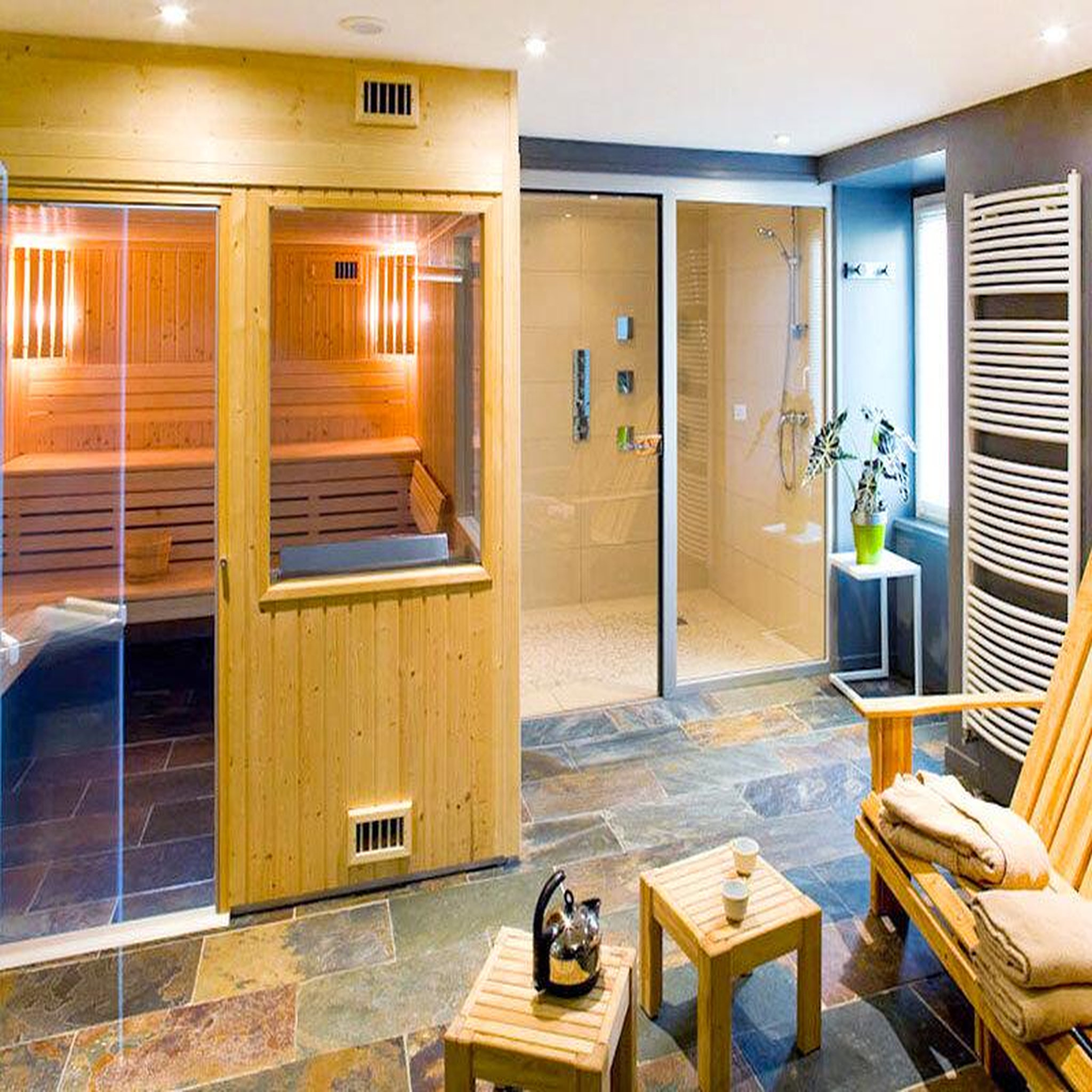 Voir la diapositive 3 : Smartbox 2 jours en hôtel 3* près de la rochelle avec accès à l'espace bien-être, modelage et dîner - coffret cadeau séjour