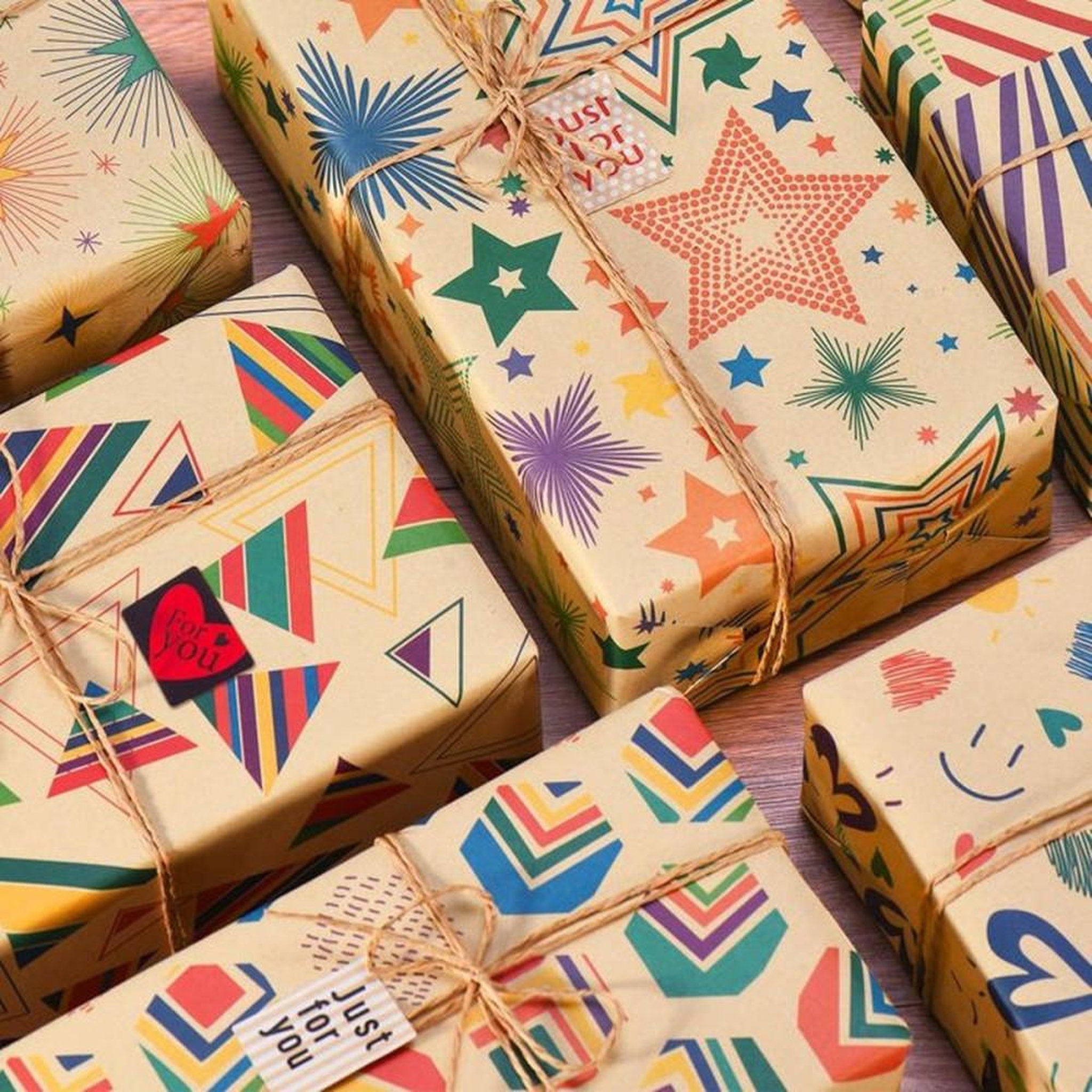 Voir la diapositive 5 : Papier cadeau en feuilles kraft 70 x 50 cm, lot de 6 avec motifs multicolores + accessoires